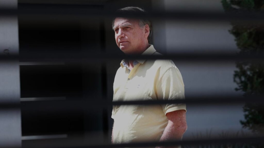 O ministro **Alexandre de Moraes**, do Supremo Tribunal Federal (STF), autorizou que o ex-presidente **Jair Bolsonaro** retorne à prisão domiciliar por um período de **noventa dias**. Essa decisão foi tomada para que Bolsonaro possa se recuperar de uma **broncopneumonia** que o acometeu recentemente. No entanto, a decisão de Moraes levanta diversas questões, principalmente devido às condições impostas, que parecem revelar uma estratégia política disfarçada de medida humanitária. Uma das principais dúvidas que surgem é: **por que o prazo de noventa dias?** Segundo a publicação, do ponto de vista médico, a prisão domiciliar por motivos de saúde deveria durar o tempo que a condição médica exigir. A lógica é que a duração da prisão domiciliar deve estar vinculada à evolução clínica do paciente, e não a um calendário fixo. Se Bolsonaro se recuperar em trinta dias, ele poderia voltar à sua rotina normal. Se precisar de mais tempo, deveria continuar em prisão domiciliar até que sua saúde estivesse completamente restabelecida. Além do prazo fixo, outra condição imposta por Moraes é a **proibição de visitas políticas**. Durante os noventa dias, Bolsonaro só pode receber visitas de médicos, advogados e familiares. Isso significa que nenhuma liderança política pode se reunir com ele, o que é particularmente relevante em um ano eleitoral. A publicação sugere que essa restrição não tem relação com a saúde de Bolsonaro, mas sim com uma tentativa de impedir que ele articule a direita de dentro de casa. A decisão de Moraes parece ser um **período de teste** imposto a Bolsonaro. Se ele se mantiver quieto, focado em sua recuperação e sem se envolver em atividades políticas, o ministro poderá considerar a extensão da prisão domiciliar após os noventa dias. No entanto, se Bolsonaro continuar a liderar a direita e articular estratégias políticas, Moraes já teria uma justificativa pronta para revogar a prisão domiciliar: o término do prazo de noventa dias. Essa abordagem levanta questões sobre a imparcialidade e seletividade da decisão. Em um caso anterior, envolvendo o ex-presidente **Fernando Collor de Mello**, Moraes não estabeleceu nenhum limite temporal para a prisão domiciliar. A discrepância entre as duas decisões sugere que o prazo de noventa dias para Bolsonaro pode ter motivações políticas. A publicação também destaca que, em março, Moraes negou a prisão domiciliar a Bolsonaro, argumentando que ele mantinha uma "intensa agenda de visitas, inclusive de políticos", o que indicava um "bom quadro de saúde". Agora, ao conceder a prisão domiciliar com prazo de validade e proibindo a política, a mensagem parece ser clara: ou Bolsonaro para de fazer política, ou volta para a prisão. Em resumo, a decisão de Moraes de restringir a prisão domiciliar de Bolsonaro a noventa dias parece ser mais uma medida condicional política do que uma decisão baseada em critérios médicos ou jurídicos. A publicação sugere que a verdadeira motivação por trás da decisão é silenciar Bolsonaro e impedir que ele continue a influenciar a política brasileira durante um período crítico.