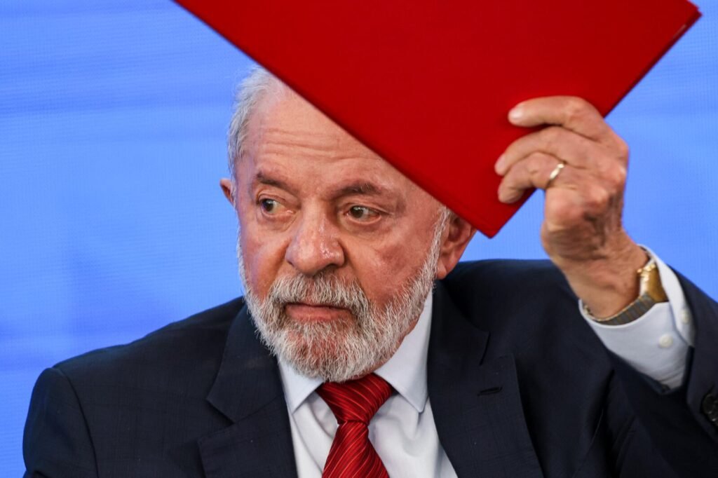 Por que o governo federal está aumentando impostos a cada 27 dias? Desde o início do mandato de Lula, foram 43 medidas para equilibrar as contas públicas. O governo busca aumentar a receita, mas especialistas se preocupam com a falta de corte de gastos. Quais setores foram mais afetados pelas novas medidas tributárias? Diversos setores foram impactados, incluindo combustíveis, compras internacionais, fundos imobiliários, apostas esportivas e armas de fogo. Como a tributação sobre combustíveis e compras internacionais afeta o consumidor? A volta de impostos sobre combustíveis e a taxação de compras internacionais abaixo de 50 dólares aumentam os custos para consumidores, reduzindo seu poder de compra. Por que o governo não foca em cortar despesas ao invés de aumentar impostos? Especialistas apontam que o governo prioriza aumentar a receita sem esforços proporcionais para cortar despesas, gerando desequilíbrio fiscal. Qual o impacto do aumento de impostos na economia? O excesso de impostos desacelera a economia, reduzindo investimentos e consumo, o que pode levar à perda de competitividade e menor crescimento econômico. Como o aumento de impostos afeta o crescimento do PIB? Em 2025, o PIB cresceu apenas 2,3%, o índice mais baixo desde a pandemia, indicando que a alta carga tributária pode estar desacelerando a economia. Quais são as novas propostas de aumento de impostos para este ano? O governo planeja aumentar impostos sobre serviços de streaming e criar tributos para grandes empresas de tecnologia, mas enfrenta resistência política. Por que há resistência política às novas propostas de aumento de impostos? A resistência ocorre devido ao impacto negativo que novos impostos podem ter na popularidade do governo, especialmente em um ano eleitoral. Como o aumento de impostos pode afetar a arrecadação do governo a longo prazo? A desaceleração econômica pode reduzir a própria arrecadação do governo, criando um ciclo de dependência de novos tributos para cobrir déficits. O que especialistas sugerem para equilibrar as contas públicas sem aumentar impostos? Especialistas recomendam racionalizar gastos e tornar o Estado mais eficiente, ao invés de focar apenas no aumento da carga tributária. Qual é a perspectiva para a economia brasileira se a estratégia atual continuar? Se a estratégia de aumentar impostos sem cortar gastos continuar, a economia pode enfrentar mais desaceleração e dificuldades para crescer. Como a população pode ser afetada por essa política de aumento de impostos? A população pode enfrentar menor poder de compra, menos oportunidades de emprego e um ambiente econômico menos dinâmico. O que o governo pode fazer para melhorar a situação fiscal sem aumentar impostos? O governo pode implementar reformas para cortar gastos, melhorar a eficiência do setor público e estimular o crescimento econômico sustentável. Qual é o papel das grandes empresas de tecnologia nas novas propostas tributárias? As Big Techs estão na mira para novos tributos, mas a implementação enfrenta desafios políticos e econômicos. Como a política de aumento de impostos pode influenciar as eleições? O impacto econômico negativo pode afetar a popularidade do governo, influenciando o resultado das eleições e a aceitação pública das medidas.