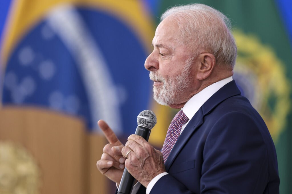 Por que o preço dos combustíveis é um campo de batalha entre Lula e governadores? O governo federal e os estados estão em disputa sobre quem deve arcar com os subsídios para conter a alta do diesel. Isso ocorre em meio à corrida presidencial de 2026, onde Lula e Flávio Bolsonaro estão tecnicamente empatados nas pesquisas. Qual é a proposta do governo federal para conter a alta do diesel? O Ministério da Fazenda sugere um modelo de subvenção, oferecendo um desconto de R$ 1,20 por litro de diesel importado. A União pagaria R$ 0,60 e os estados, R$ 0,60, sem alterar leis do ICMS. Por que os governadores estão insatisfeitos com a proposta de subvenção? Governadores alegam que o governo federal tenta transferir a responsabilidade financeira para os estados. Eles acreditam que o Planalto quer dividir o desgaste político dos subsídios, mas colher os benefícios eleitorais. Quais governadores se destacam nas críticas à proposta? Ronaldo Caiado e Mauro Mendes são críticos da eficácia da medida e preocupam-se com o impacto nas contas estaduais. Eles argumentam que a proposta pode não ser sustentável a longo prazo. Como o preço dos combustíveis afeta a popularidade do governo? O aumento do diesel encarece o frete, eleva o preço dos alimentos e a inflação. Manter os preços baixos é crucial para a popularidade do governo e para evitar o fortalecimento da oposição. Quais táticas o governo Lula está adotando para conter os preços? Lula está usando táticas semelhantes às de Jair Bolsonaro, como zerar impostos federais e pressionar pela redução de tributos estaduais, medidas que o PT anteriormente criticou como temporárias e eleitoreiras. Por que o governo federal zerou o PIS/Cofins sobre combustíveis? O governo zerou esses tributos para tentar reduzir o preço final ao consumidor. No entanto, alega que o corte não chega ao consumidor devido ao 'cartel dos postos' e à falta de colaboração dos estados. O que os críticos sugerem como alternativa às medidas temporárias? Críticos defendem que o governo deveria buscar soluções estruturais em vez de medidas temporárias. Eles acreditam que mudanças permanentes trariam mais estabilidade ao mercado de combustíveis. Como os conflitos internacionais afetam o preço dos combustíveis? Conflitos no Oriente Médio aumentam a pressão econômica e internacional sobre os preços dos combustíveis, complicando ainda mais a situação interna do Brasil. Qual é o papel do ICMS no preço dos combustíveis? O ICMS é o principal imposto estadual sobre combustíveis. Sua redução é vista como essencial para baixar os preços, mas os estados resistem devido ao impacto nas receitas locais. Como a disputa política pode influenciar as eleições de 2026? Com Lula e Flávio Bolsonaro empatados, o controle dos preços dos combustíveis pode ser decisivo. A gestão dos preços pode influenciar a percepção pública e o resultado eleitoral. O que está em jogo para o governo federal e os estados? Para o governo federal, é crucial manter a inflação baixa e a popularidade alta. Para os estados, é importante proteger suas finanças e evitar assumir responsabilidades que consideram federais. Como a população é afetada por essa disputa? A população sente diretamente o impacto nos preços dos alimentos e no custo de vida. A disputa política pode determinar se haverá alívio ou mais pressão econômica sobre os cidadãos.