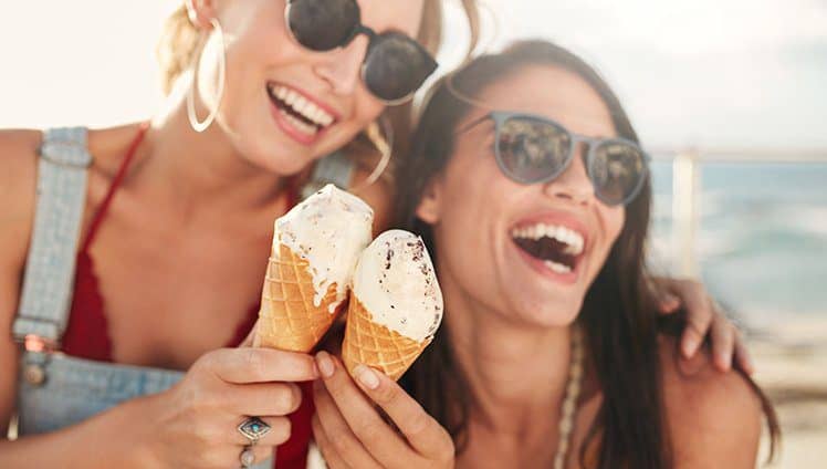 Em um mundo onde a pressão por conformidade e seriedade muitas vezes predomina, a presença de pessoas consideradas "doidas" pode ser um alívio bem-vindo. **Gente "doida"** é aquela que consegue viver de maneira leve, aproveitando cada momento sem se preocupar excessivamente com o que não pode ser controlado. Essa leveza de espírito é algo que muitos de nós buscamos, especialmente quando estamos cercados por aqueles que amamos e que nos amam. A ideia de ter mais pessoas "doidas" e menos pessoas maldosas é um convite para repensar nossas prioridades e atitudes diárias. A leveza de ser "doido" está intimamente ligada à capacidade de relaxar e viver o presente. Muitas vezes, somos consumidos por preocupações sobre o futuro ou arrependimentos do passado, o que nos impede de aproveitar o agora. **Viver o momento** é uma habilidade que pode ser cultivada, e aqueles que a dominam frequentemente são vistos como "doidos" por aqueles que ainda estão presos em suas ansiedades. No entanto, essa "doidice" é, na verdade, uma forma de sabedoria, uma maneira de encontrar alegria nas pequenas coisas e de se conectar verdadeiramente com os outros. Por outro lado, a presença de pessoas maldosas pode criar um ambiente pesado e negativo. A **maldade** muitas vezes surge do medo, da insegurança e da necessidade de controle. Pessoas maldosas podem espalhar negatividade, prejudicando não apenas aqueles ao seu redor, mas também a si mesmas. Em contraste, as pessoas "doidas" tendem a espalhar alegria e positividade, criando um ciclo de bem-estar que beneficia a todos. Promover um mundo com mais gente "doida" e menos gente maldosa envolve cultivar a empatia, a compaixão e a aceitação. **Empatia** é a capacidade de se colocar no lugar do outro, de entender suas emoções e perspectivas. Quando praticamos a empatia, nos tornamos menos propensos a julgar e mais inclinados a apoiar. A **compaixão** nos permite oferecer ajuda e compreensão, enquanto a **aceitação** nos ensina a abraçar as diferenças e a valorizar a diversidade. Para alcançar esse ideal, é importante criar espaços onde as pessoas se sintam seguras para expressar sua "doidice" sem medo de julgamento. Isso pode ser feito em ambientes familiares, sociais e até mesmo profissionais. Incentivar a criatividade, a espontaneidade e a autenticidade são passos fundamentais para construir um mundo mais leve e menos maldoso. Além disso, é essencial reconhecer e celebrar as qualidades únicas de cada indivíduo. Todos nós temos algo especial a oferecer, e quando somos encorajados a ser nós mesmos, contribuímos para um ambiente mais harmonioso e enriquecedor. **Celebrar a individualidade** é um antídoto poderoso contra a maldade, pois nos lembra que cada pessoa tem valor e merece respeito. Em resumo, um mundo com mais gente "doida" e menos gente maldosa é um mundo onde a leveza, a empatia e a aceitação prevalecem. É um convite para todos nós sermos mais autênticos, mais presentes e mais amorosos. Ao abraçar nossa "doidice" e rejeitar a maldade, podemos criar uma sociedade mais feliz e saudável para todos.