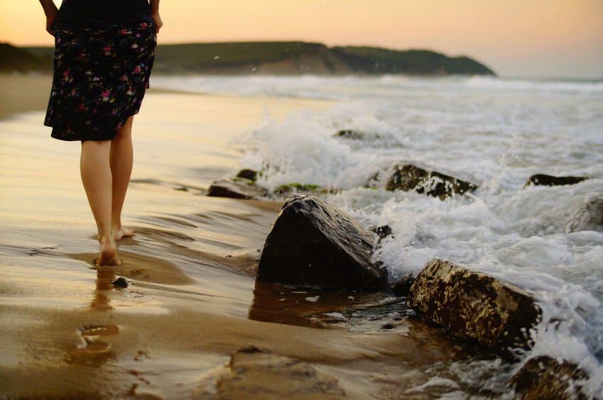 **Nossos valores pessoais** são fundamentais para definir quem somos e como nos comportamos em diversas situações da vida. Eles são um reflexo do nosso verdadeiro eu, guiando nossas decisões e ações tanto na esfera pessoal quanto profissional. Em um mundo em constante mudança, onde as pressões externas e as influências sociais são cada vez mais intensas, compreender e respeitar nossos valores se torna essencial para manter a integridade e a autenticidade. Os **valores pessoais** atuam como uma bússola interna, orientando nossas escolhas e nos ajudando a determinar o que é realmente importante. Eles são formados ao longo do tempo, influenciados por experiências pessoais, educação, cultura e interações sociais. Quando estamos cientes de nossos valores, somos capazes de tomar decisões mais conscientes e alinhadas com quem realmente somos, evitando conflitos internos e arrependimentos futuros. Na vida profissional, os **valores pessoais** desempenham um papel crucial na definição de nossa ética de trabalho e na forma como nos relacionamos com colegas, clientes e parceiros. Eles influenciam nossa abordagem ao trabalho, nossa capacidade de liderança e nossa habilidade de colaborar eficazmente em equipe. Profissionais que atuam de acordo com seus valores tendem a ser mais satisfeitos e realizados, pois encontram significado e propósito em suas atividades diárias. Além disso, em um ambiente corporativo, onde a pressão por resultados pode ser intensa, manter-se fiel aos próprios valores pode ser um desafio. No entanto, aqueles que conseguem alinhar suas carreiras com seus valores pessoais frequentemente experimentam maior satisfação e sucesso a longo prazo. Isso ocorre porque suas ações estão em harmonia com suas crenças fundamentais, criando um senso de coerência e autenticidade que é percebido e valorizado por outros. Na esfera pessoal, os **valores pessoais** são igualmente importantes. Eles moldam nossos relacionamentos, influenciam nossas escolhas de estilo de vida e determinam como lidamos com desafios e adversidades. Quando vivemos de acordo com nossos valores, somos mais propensos a experimentar um senso de paz interior e contentamento, pois nossas ações refletem nossas verdadeiras prioridades e desejos. Em tempos de incerteza e mudança, como os que vivemos atualmente, os **valores pessoais** oferecem um ponto de ancoragem. Eles nos ajudam a navegar por situações complexas e a tomar decisões difíceis com confiança e clareza. Ao nos conectarmos com nossos valores, somos capazes de resistir a pressões externas e manter o foco no que realmente importa para nós. Portanto, é essencial dedicar tempo para refletir sobre nossos valores e garantir que nossas ações estejam alinhadas com eles. Isso pode envolver a definição de prioridades, a avaliação de nossas escolhas e a disposição para fazer ajustes quando necessário. Ao fazer isso, não apenas fortalecemos nossa identidade pessoal, mas também criamos uma base sólida para uma vida plena e significativa. Em resumo, os **valores pessoais** são um componente vital de nossa identidade e bem-estar. Eles nos guiam em nossas jornadas pessoais e profissionais, ajudando-nos a viver de forma autêntica e alinhada com nosso verdadeiro eu. Em um mundo onde as mudanças são constantes e as pressões são muitas, manter-se fiel aos próprios valores é mais importante do que nunca.