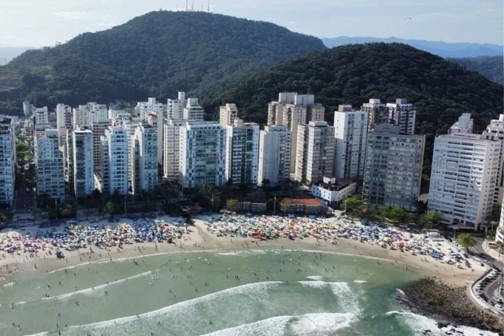 Quais são as praias de SP mais contaminadas por bitucas de cigarro? As praias Perequê e Santa Cruz dos Navegantes, no Guarujá, estão entre as mais contaminadas do mundo. Perequê tem 2,64 bitucas/m² e Santa Cruz dos Navegantes, 1,04/m². Por que essas praias estão tão poluídas? A alta densidade de bitucas é resultado do descarte inadequado por frequentadores, agravado pela falta de conscientização e infraestrutura para coleta de resíduos. Como o Brasil se posiciona no ranking mundial de poluição por bitucas? O Brasil ocupa o 4º lugar no ranking global de poluição por bitucas de cigarro, destacando-se negativamente na pesquisa. Qual é a média mundial de bitucas por metro quadrado? A média mundial é de 0,24 bituca por metro quadrado, bem abaixo das praias mais afetadas no Brasil. Quais outras praias brasileiras foram citadas na pesquisa? Boa Viagem, em Recife, com 8,85/m², e Porto de Galinhas, em Ipojuca, com 1,57/m², também foram mencionadas. Qual é a situação em Santos e Niterói? Santos tem 0,9 bituca/m², enquanto Niterói registra 1,16 bituca/m², ambas acima da média mundial. Quem realizou a pesquisa sobre a poluição por bitucas? A pesquisa foi uma colaboração entre Unifesp, Unesp, Inca, Johns Hopkins University e Universidad San Ignacio de Loyola. Qual é o impacto ambiental das bitucas de cigarro? As bitucas poluem o solo e a água, liberando toxinas que afetam a vida marinha e a qualidade ambiental. Como a poluição por bitucas afeta o turismo nas praias? A presença de bitucas pode afastar turistas, prejudicando a economia local e a imagem das praias. Quais medidas podem ser adotadas para reduzir essa poluição? Campanhas de conscientização, instalação de coletores de bitucas e fiscalização mais rigorosa são essenciais. Como a comunidade pode ajudar a combater a poluição por bitucas? A comunidade pode participar de mutirões de limpeza e promover a educação ambiental entre os frequentadores. Qual é a importância de pesquisas como essa? Elas destacam problemas ambientais críticos, orientando políticas públicas e ações de conservação. Como a conscientização pode ser promovida entre os fumantes? Campanhas educativas e incentivos para o descarte correto podem mudar comportamentos. Quais são as consequências a longo prazo se a poluição continuar? A degradação ambiental pode se intensificar, afetando ecossistemas e a saúde pública. Como as autoridades locais estão reagindo a esses dados? Algumas cidades estão implementando medidas de controle e promovendo a conscientização ambiental. Qual é o papel das universidades na pesquisa ambiental? Elas fornecem dados científicos essenciais para entender e mitigar problemas ambientais. Como a poluição por bitucas se compara a outros tipos de poluição nas praias? Embora menos visível que plásticos, as bitucas são igualmente prejudiciais devido às toxinas que liberam. Quais são os desafios para reduzir a poluição por bitucas? Mudança de comportamento, infraestrutura adequada e fiscalização são desafios contínuos. Como a tecnologia pode ajudar a resolver esse problema? Desenvolvimento de filtros biodegradáveis e aplicativos para conscientização são soluções tecnológicas viáveis. O que podemos aprender com outros países sobre a gestão de resíduos de cigarro? Países com políticas eficazes de reciclagem e conscientização oferecem modelos a serem seguidos. Como a pesquisa pode influenciar políticas públicas? Os dados fornecem uma base sólida para a criação de leis e regulamentações mais eficazes. Qual é o papel das ONGs na luta contra a poluição por bitucas? Elas promovem ações de limpeza, educação e advocacy para políticas ambientais mais rígidas. Como a educação ambiental nas escolas pode ajudar? Incorporar o tema no currículo escolar pode formar gerações mais conscientes e responsáveis. Quais são os benefícios de praias limpas para a sociedade? Praias limpas melhoram a saúde pública, atraem turismo e preservam a biodiversidade local. Como a colaboração internacional pode ajudar a resolver o problema? Troca de experiências e tecnologias entre países pode acelerar soluções eficazes. Qual é a mensagem final da pesquisa sobre bitucas nas praias? A urgência de ações coordenadas para proteger o meio ambiente e garantir um futuro sustentável. 🌍