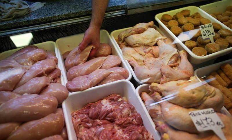 O **preço da carne de frango** atingiu seu nível mais baixo desde julho de 2023, conforme levantamento realizado pelo Centro de Estudos Avançados em Economia Aplicada (**Cepea**). Essa queda nos preços é atribuída principalmente a dois fatores: a **fraca demanda doméstica** e as especulações em torno do **conflito no Oriente Médio**. Segundo a publicação, a combinação desses elementos tem exercido uma pressão significativa sobre o mercado, resultando em uma redução nos valores praticados. A **demanda doméstica** por carne de frango tem mostrado sinais de retração, o que contribui para a diminuição dos preços. De acordo com o Cepea, essa redução no consumo interno pode estar relacionada a fatores econômicos que afetam o poder de compra dos consumidores, levando-os a buscar alternativas mais acessíveis ou a reduzir o consumo de proteínas em geral. Além disso, a oferta de carne de frango no mercado interno permanece elevada, o que, em conjunto com a demanda enfraquecida, intensifica a queda nos preços. Outro fator relevante mencionado pelo Cepea é o impacto das **especulações sobre o conflito no Oriente Médio**. As incertezas geopolíticas nessa região podem influenciar as expectativas dos agentes de mercado, afetando tanto a oferta quanto a demanda global de produtos agrícolas, incluindo a carne de frango. Essas especulações podem gerar volatilidade nos preços internacionais, refletindo-se no mercado brasileiro. Assim, a combinação da demanda interna fraca e das incertezas externas cria um cenário desafiador para o setor avícola, pressionando os preços para baixo.