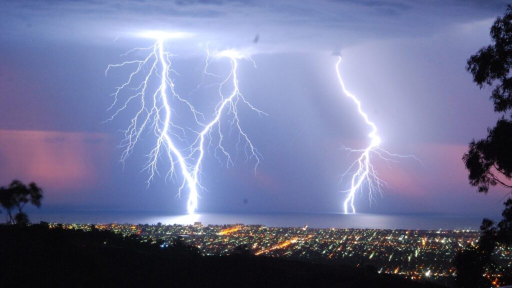Uma nova **frente fria** está avançando pelo Brasil, trazendo consigo mudanças significativas no clima. De acordo com a publicação, mais de 600 cidades estão em **alerta de temporal**, com previsão de chuvas intensas e tempestades. Este fenômeno climático é caracterizado pela chegada de uma massa de ar frio que interage com o ar quente e úmido presente na região, resultando em condições meteorológicas adversas. A população dessas áreas deve se preparar para enfrentar possíveis transtornos causados pelas chuvas, como alagamentos e ventos fortes. Segundo o site, a **frente fria** está se deslocando rapidamente, afetando principalmente as regiões Sul e Sudeste do país. As cidades localizadas nessas áreas devem estar atentas às previsões meteorológicas e seguir as orientações das autoridades locais para garantir a segurança de todos. O impacto das chuvas pode variar de acordo com a intensidade e a duração das tempestades, podendo causar desde pequenos transtornos até situações mais graves, como deslizamentos de terra em áreas de risco. Além disso, a queda de temperatura associada à frente fria pode ser significativa, exigindo que a população se prepare para o clima mais frio. A publicação destaca que, além das chuvas, os ventos fortes são uma preocupação adicional durante a passagem da **frente fria**. Esses ventos podem causar danos a estruturas, derrubar árvores e interromper o fornecimento de energia elétrica em algumas regiões. As autoridades recomendam que a população evite áreas abertas e busque abrigo seguro durante as tempestades. É importante também que as pessoas fiquem atentas aos comunicados oficiais e atualizações sobre o clima, para que possam tomar as medidas necessárias em caso de emergência. Em resumo, a chegada da frente fria exige atenção e preparação por parte dos moradores das cidades afetadas, para minimizar os impactos negativos das condições climáticas adversas.