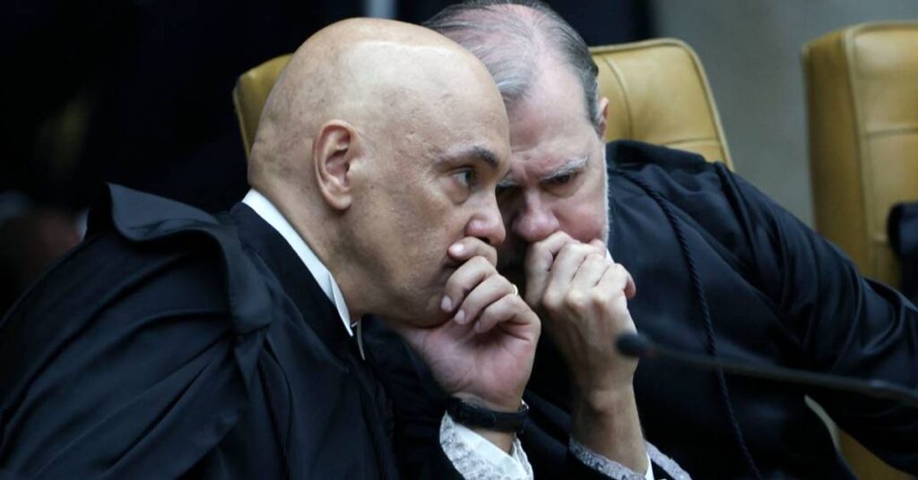 A **presença de delegados** em gabinetes de ministros do Supremo Tribunal Federal (STF) tem gerado um clima de desconfiança entre a corte e a Polícia Federal (PF). Segundo a publicação, essa situação se intensificou com a nomeação de delegados para cargos de assessoria direta a ministros do STF. Um dos casos mais notáveis é o do delegado responsável pelas investigações da trama golpista, que agora atua como assessor do ministro **Alexandre de Moraes**. Além disso, outro delegado está auxiliando o ministro **André Mendonça**, o que reforça a percepção de proximidade entre a PF e o Supremo. Essa proximidade tem levantado preocupações sobre a independência das investigações conduzidas pela PF, especialmente em casos de grande repercussão política. Segundo o site, a presença de delegados em posições estratégicas dentro do STF pode influenciar a condução de inquéritos e a tomada de decisões judiciais. A atuação dos delegados como assessores diretos dos ministros é vista como um possível canal de comunicação privilegiado entre a corte e a PF, o que pode comprometer a imparcialidade das investigações. Essa situação é particularmente sensível em um momento em que o país enfrenta tensões políticas e sociais, com investigações em curso sobre tentativas de desestabilização do governo. A nomeação de delegados para cargos de assessoria no STF também reflete uma estratégia de fortalecimento institucional e de troca de informações entre as duas entidades. No entanto, segundo a publicação, essa prática tem gerado críticas e levantado questionamentos sobre a transparência e a autonomia das investigações. A relação entre o STF e a PF é fundamental para a manutenção do estado de direito e da democracia, e a confiança mútua entre essas instituições é essencial para garantir que as investigações sejam conduzidas de forma justa e imparcial. A presença de delegados nos gabinetes dos ministros, portanto, continua a ser um tema de debate e preocupação no cenário político e jurídico brasileiro.