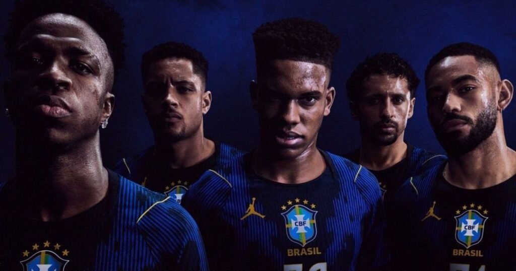 **Presidente da CBF sobre parceria com a Jordan: “Não teve o que fazer”** A recente parceria entre a **Confederação Brasileira de Futebol (CBF)** e a marca **Jordan** tem gerado discussões no mundo do futebol. Mas por que essa colaboração foi inevitável? Segundo Samir Xaud, presidente da CBF, em entrevista à ESPN Brasil, a decisão de unir forças com a Jordan para o segundo uniforme e camisas de treino da **Seleção Brasileira** não pôde ser evitada. Mas o que motivou essa escolha? **Qual é o objetivo da parceria entre a CBF e a Jordan?** De acordo com Xaud, a parceria pode ser uma estratégia de marketing eficaz, com foco na **internacionalização da Seleção Canarinho**. A colaboração visa expandir a presença global da seleção, utilizando a força da marca Jordan, conhecida mundialmente por sua associação com o basquete e a cultura urbana. **Como a Nike está envolvida nessa parceria?** A **Nike**, fornecedora oficial de material esportivo da Seleção Brasileira, já divulgou os dois novos uniformes. O uniforme principal não terá o logo da Air Jordan, enquanto a segunda camisa, que gerou polêmica, marca a primeira vez que o logo **Jumpman** aparece em um uniforme de uma seleção nacional. Essa inclusão é parte da estratégia de marketing para atrair um público mais jovem e diversificado. **Quem são os jogadores envolvidos na campanha de lançamento?** Para promover a nova linha, a campanha "Alegria que Apavora" conta com a participação de jogadores como **Vinicius Júnior, Estevão, Lucas Paquetá e Richarlison**. No entanto, é interessante notar que Lucas Paquetá e Richarlison não foram convocados por Ancelotti para os amistosos de março contra França e Croácia, conforme mencionado na publicação. **Quais são os produtos incluídos na colaboração?** Além do uniforme, a parceria entre a CBF e a Jordan inclui uma coleção de **streetwear** e produtos de treino inspirados nas cores da Seleção. A linha também apresenta modelos de calçados e chuteiras, desenvolvidos para complementar o novo uniforme reserva do Brasil. Essa abordagem busca criar uma conexão entre o futebol e a moda urbana, ampliando o apelo da Seleção Brasileira para além dos campos. **Por que a segunda camisa gerou polêmica?** A introdução do logo Jumpman em um uniforme de seleção nacional é uma novidade que dividiu opiniões. Para alguns, essa mudança representa uma modernização e uma abertura para novas influências culturais. Para outros, pode parecer uma ruptura com a tradição. No entanto, a CBF acredita que essa inovação pode fortalecer a imagem da Seleção Brasileira no cenário global. **Qual é o impacto esperado dessa parceria?** A expectativa é que a colaboração com a Jordan traga benefícios tanto em termos de visibilidade quanto de receita. Ao associar a Seleção Brasileira a uma marca icônica como a Jordan, a CBF espera atrair novos fãs e consolidar sua presença em mercados internacionais. Essa estratégia de marketing busca não apenas aumentar as vendas de produtos, mas também reforçar a imagem da Seleção como um símbolo de inovação e diversidade. Em resumo, a parceria entre a CBF e a Jordan, apesar de inevitável segundo Samir Xaud, representa uma tentativa de modernizar e internacionalizar a imagem da Seleção Brasileira. Com a introdução de novos elementos de design e a colaboração com uma marca globalmente reconhecida, a CBF espera alcançar novos patamares de sucesso e reconhecimento no mundo do futebol.