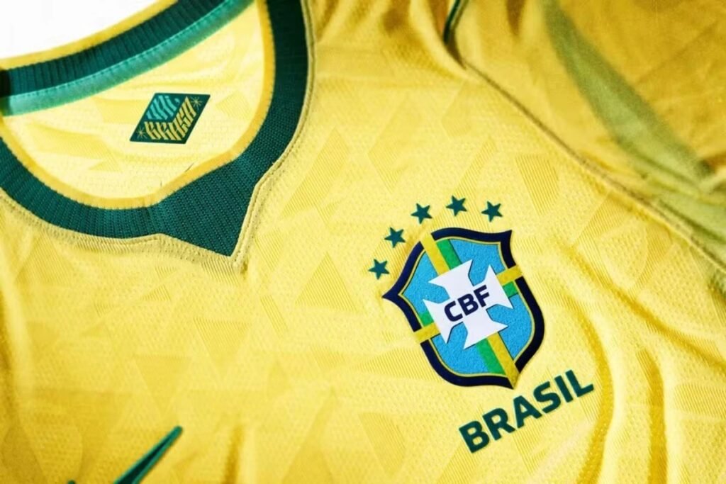 **Por que a expressão "Brasa" foi vetada no uniforme da Seleção Brasileira?** A polêmica em torno do novo uniforme da **Seleção Brasileira** para a Copa do Mundo ganhou destaque após a decisão do presidente da **CBF**, Samir Xaud, de vetar a expressão "Brasa". Segundo a publicação do Metrópoles, a decisão foi tomada após uma forte repercussão negativa nas redes sociais. A expressão "Brasa" estava presente de forma visível no modelo inicialmente apresentado pela Nike, aparecendo em elementos como o meião e outras partes do uniforme de jogo. **Qual era o objetivo da Nike ao usar "Brasa" no uniforme?** A Nike, responsável pelo design do uniforme, criou a expressão "Vai, Brasa" como uma gíria carinhosa e informal para se referir ao "Brasil". O objetivo era modernizar a comunicação da Seleção e aproximá-la do público mais jovem. A marca argumentou que o termo já é utilizado em estádios e nas ruas, fazendo parte de uma estratégia de "alegria que apavora", que busca trazer um espírito vibrante e inovador para a equipe. **Como a CBF reagiu à proposta da Nike?** Apesar das intenções da Nike, a **CBF** decidiu que a expressão "Brasa" não seria adequada para o uniforme oficial da Seleção Brasileira. O presidente Samir Xaud confirmou que a entidade irá solicitar a substituição do termo por "Brasil". Essa decisão reflete uma preocupação em manter a tradição e a identidade nacional, evitando mudanças que possam ser vistas como desrespeitosas ou que não representem adequadamente o país. **Qual foi a reação do público à expressão "Brasa"?** A reação do público foi mista, mas a repercussão negativa nas redes sociais foi significativa o suficiente para influenciar a decisão da CBF. Muitos torcedores expressaram descontentamento com a mudança, argumentando que a expressão "Brasa" não representava a história e a tradição da Seleção Brasileira. Outros, no entanto, viram a proposta como uma tentativa válida de modernizar e inovar a imagem da equipe. **O que essa decisão significa para o futuro dos uniformes da Seleção?** A decisão de vetar "Brasa" no uniforme pode indicar uma tendência da **CBF** de manter elementos mais tradicionais e reconhecíveis nos uniformes da Seleção Brasileira. Isso pode significar que futuras propostas de design terão que equilibrar inovação com respeito à tradição. A CBF parece estar atenta às opiniões dos torcedores e disposta a ajustar suas decisões com base no feedback do público. **Como a Nike pode responder a essa decisão?** A Nike pode optar por ajustar seu design para atender às exigências da CBF, substituindo "Brasa" por "Brasil" e mantendo outros elementos inovadores que não comprometam a identidade nacional. A marca também pode continuar a explorar outras formas de engajar o público jovem, talvez através de campanhas de marketing ou produtos alternativos que não façam parte do uniforme oficial. **Conclusão** A polêmica em torno do uso da expressão "Brasa" no uniforme da Seleção Brasileira destaca a importância de equilibrar inovação e tradição em símbolos nacionais. A decisão da CBF reflete uma sensibilidade às opiniões dos torcedores e uma vontade de preservar a identidade histórica da equipe. Enquanto a Nike busca modernizar a imagem da Seleção, será crucial encontrar maneiras de inovar que respeitem e celebrem a rica história do futebol brasileiro.