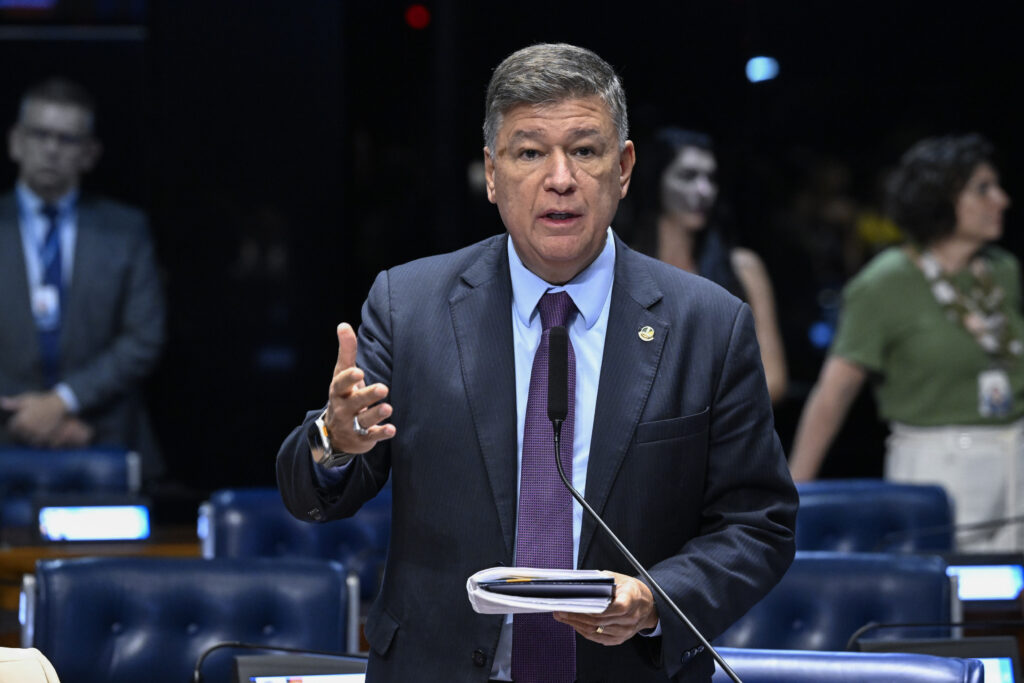 O senador **Carlos Viana**, atualmente presidente da **CPMI do INSS**, foi formalmente convidado para disputar a Presidência da República pelo **Partido Democrata 35**. Este convite foi feito por **Suéd Haidar**, presidente nacional do partido, que anteriormente era conhecido como **Partido da Mulher Brasileira (PMB)**. Segundo a publicação, Haidar expressou seu desejo de ver Viana como candidato à presidência, afirmando: “Convido vossa excelência para ser o nosso candidato à Presidência da República na legenda 35”. Este movimento político destaca a crescente influência de Viana no cenário nacional e a estratégia do Partido Democrata 35 de se posicionar de forma mais competitiva nas próximas eleições. O **Partido Democrata 35** tem buscado se reestruturar e ganhar relevância no cenário político brasileiro. A escolha de Carlos Viana como potencial candidato à presidência reflete essa estratégia de fortalecimento. Segundo o site, a liderança de Viana na **CPMI do INSS** tem sido um fator crucial para sua visibilidade e credibilidade, tornando-o uma figura atrativa para liderar a chapa presidencial do partido. A decisão de convidar Viana também pode ser vista como uma tentativa de atrair eleitores que valorizam a experiência política e a capacidade de gestão, características associadas ao senador. A aceitação ou recusa de Carlos Viana ao convite pode ter implicações significativas para o futuro político do **Partido Democrata 35** e para a própria carreira do senador. Caso aceite, Viana terá a oportunidade de expandir sua influência política e contribuir para a definição das diretrizes e propostas do partido para o país. Por outro lado, sua decisão também pode impactar a dinâmica das eleições presidenciais, introduzindo novas discussões e propostas ao debate nacional. Segundo a publicação, o Brasil está em um momento em que novas lideranças são essenciais para enfrentar os desafios políticos e sociais, e a candidatura de Viana poderia representar uma nova alternativa para o eleitorado.