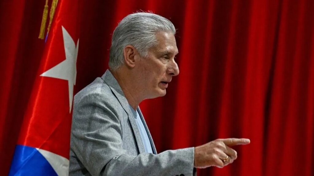 O presidente de Cuba, **Miguel Díaz-Canel**, expressou seu compromisso inabalável com a **revolução cubana**, afirmando estar disposto a "dar a vida" por ela. Esta declaração foi feita durante uma entrevista com o político espanhol **Pablo Iglesias**. Mas o que significa estar disposto a dar a vida pela revolução? E como isso se relaciona com o atual cenário político e econômico de Cuba? Díaz-Canel enfatizou que, apesar de seu compromisso com a revolução, ele também está aberto ao **diálogo**. Mas que tipo de diálogo ele está propondo? O presidente cubano destacou a importância de manter conversas construtivas, especialmente em um momento em que o país enfrenta desafios significativos. A disposição para o diálogo sugere uma abertura para discutir questões internas e externas que afetam a nação. Por que Díaz-Canel menciona a preparação para o "pior cenário"? A menção ao "pior cenário" reflete as dificuldades que Cuba enfrenta atualmente, incluindo o impacto das sanções econômicas e a crise global de saúde. A preparação para situações adversas é uma estratégia para garantir a continuidade da revolução e a estabilidade do país. Como a história da revolução cubana influencia a posição de Díaz-Canel? A **revolução cubana**, liderada por **Fidel Castro** em 1959, transformou o país em um estado socialista. Desde então, a revolução tem sido um pilar central da identidade nacional cubana. Para líderes como Díaz-Canel, defender a revolução é sinônimo de proteger a soberania e os ideais do país. Qual é o papel de Miguel Díaz-Canel na continuidade da revolução? Como presidente, Díaz-Canel é visto como o sucessor dos irmãos Castro, encarregado de manter os princípios revolucionários enquanto navega pelas complexidades do mundo moderno. Sua liderança é crucial para garantir que as conquistas da revolução sejam preservadas e adaptadas às novas realidades. Quais são os desafios enfrentados por Cuba atualmente? Cuba enfrenta uma série de desafios, incluindo restrições econômicas, escassez de recursos e a necessidade de modernizar sua economia. Além disso, a pandemia de COVID-19 exacerbou essas dificuldades, exigindo respostas rápidas e eficazes do governo. Como o compromisso de Díaz-Canel com a revolução afeta o povo cubano? O compromisso do presidente com a revolução pode ser visto como uma fonte de estabilidade e continuidade para muitos cubanos. No entanto, também levanta questões sobre a necessidade de reformas e mudanças para atender às demandas de uma população em evolução. O que o futuro reserva para Cuba sob a liderança de Díaz-Canel? O futuro de Cuba dependerá de como Díaz-Canel equilibra seu compromisso com a revolução e a necessidade de adaptação às mudanças globais. A capacidade de implementar reformas econômicas e sociais será crucial para garantir o bem-estar do povo cubano e a sustentabilidade da revolução. Em resumo, a disposição de Miguel Díaz-Canel de "dar a vida pela revolução" reflete um profundo compromisso com os ideais que moldaram Cuba por mais de seis décadas. Ao mesmo tempo, sua abertura para o diálogo e preparação para desafios futuros destacam a complexidade de liderar uma nação em um mundo em constante mudança.