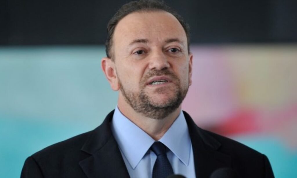 Por que o presidente do PT admite o MDB fora da chapa de Lula? Edinho Silva reconhece que PSD e MDB devem ficar fora da aliança nacional pela reeleição de Lula, focando em coligações regionais devido a diferenças internas. Quais são as consequências de não ter o MDB na aliança nacional? A ausência do MDB pode enfraquecer o palanque nacional de Lula, mas fortalece alianças regionais, respeitando as contradições internas dos partidos. Como o PT planeja compensar a falta de apoio do MDB? O PT busca consolidar alianças com partidos históricos, como o PDT, e foca em coligações regionais para fortalecer a campanha de Lula. Qual é a importância das alianças regionais para o PT? As alianças regionais são cruciais para garantir apoio local e fortalecer a campanha de Lula, mesmo sem uma aliança nacional com o MDB. Quais são os desafios enfrentados pelo PT nas alianças regionais? O PT enfrenta resistências internas em estados como o Rio Grande do Sul, onde há divergências sobre candidaturas próprias e alianças com o PDT. Como o PT está lidando com as divergências internas nas alianças regionais? O PT busca negociar e encontrar um equilíbrio entre candidaturas próprias e alianças, visando fortalecer o projeto nacional de reeleição de Lula. Qual é a estratégia do PT para fortalecer o campo democrático? Edinho Silva defende a construção de um campo democrático forte para derrotar o fascismo, com a reeleição de Lula como tática central. Por que a reeleição de Lula é vista como crucial pelo PT? A vitória de Lula é considerada essencial para mudar a correlação de forças na América Latina e garantir um futuro democrático para o Brasil. Como o cenário político internacional influencia a estratégia do PT? O avanço da extrema-direita global e tensões internacionais pressionam o PT a fortalecer alianças democráticas para enfrentar desafios internos e externos. Qual é o papel do PDT nas alianças regionais com o PT? O PDT se compromete a apoiar candidatos do PT em estados-chave, enquanto busca apoio do PT em locais como Paraná e Minas Gerais. Como o PT pretende lidar com a pressão do mercado e do Congresso? O PT busca fortalecer alianças regionais e nacionais para garantir estabilidade política e enfrentar pressões econômicas e legislativas. Qual é a visão de Edinho Silva sobre o momento histórico atual? Edinho acredita que o momento exige decisões estratégicas para garantir a reeleição de Lula e evitar erros que possam comprometer o projeto nacional. Por que a história cobrará as decisões políticas atuais, segundo Edinho Silva? As decisões de hoje impactarão o futuro político do Brasil, e erros podem ter consequências políticas significativas, segundo Edinho. Como o PT avalia a ameaça bolsonarista no cenário atual? O PT vê a ameaça bolsonarista como persistente e busca fortalecer alianças democráticas para enfrentá-la e garantir a reeleição de Lula. Qual é a importância do apoio popular para o PT e Lula? O apoio popular é fundamental para fortalecer a campanha de Lula e garantir a vitória nas eleições, superando desafios políticos e econômicos.