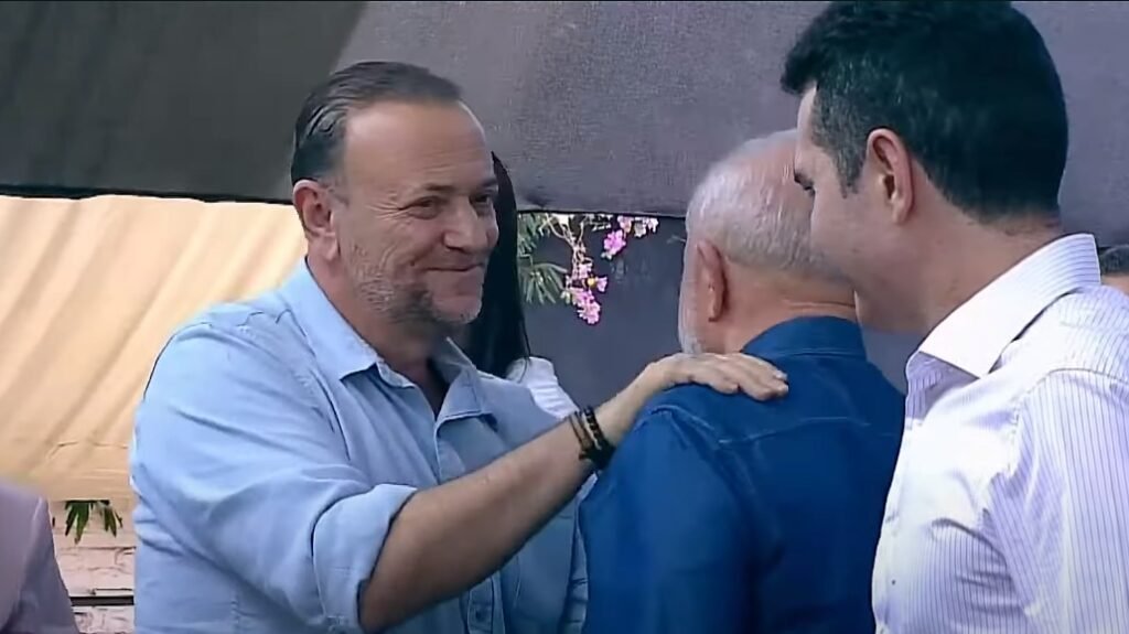 Por que o PT admite MDB e PSD fora da coligação de Lula? O presidente do PT, Edinho Silva, sinalizou que MDB e PSD não estarão na aliança nacional para a reeleição de Lula em 2026, devido a contradições políticas. Quais são as consequências dessa decisão para o governo Lula? A saída de MDB e PSD pode enfraquecer a base legislativa de Lula, já que esses partidos ocupam ministérios estratégicos e têm forte presença no Congresso. Como o MDB tem historicamente influenciado a política brasileira? O MDB atua como "fiel da balança", garantindo capilaridade nos estados e uma base sólida no Congresso, sendo crucial para a governabilidade. Qual é a situação atual do MDB no governo Lula? O MDB ocupa ministérios importantes, como o do Planejamento e Orçamento, mas enfrenta mudanças, como a migração de Simone Tebet para o PSB. Por que Simone Tebet migrou para o PSB? Simone Tebet mudou para o PSB com o objetivo de se candidatar ao Senado em São Paulo, com o apoio de Lula. Qual é a posição do PSD no governo Lula? O PSD comanda pastas como Agricultura, Minas e Energia, e Pesca, mas planeja lançar candidatura própria à presidência. O que o PSD pretende para as próximas eleições? O PSD, liderado por Gilberto Kassab, pretende lançar um candidato próprio à presidência, afastando-se da aliança com o PT. Como o PT planeja lidar com a saída de MDB e PSD? O PT busca consolidar alianças com parceiros tradicionais, como o PDT, apesar dos desafios regionais. Quais são os desafios enfrentados pelo PT no Rio Grande do Sul? No Rio Grande do Sul, há resistência interna a um acordo com o PDT, que tem Juliana Brizola como candidata ao governo estadual. Por que há resistência interna no PT gaúcho? Uma ala do PT defende candidatura própria, enquanto outra acredita que a tática eleitoral de Lula deve prevalecer para garantir a reeleição. Qual é a importância de um campo democrático forte para o PT? O PT acredita que um campo democrático forte é essencial para derrotar o fascismo no Brasil e garantir a reeleição de Lula. Como o PT avalia a importância da reeleição de Lula? O PT vê a reeleição de Lula como crucial para a continuidade de seu projeto nacional e para enfrentar desafios políticos. Quais são as expectativas de Lula em relação aos ministros durante a campanha? Lula espera que os ministros defendam as ações do governo durante a campanha, fortalecendo sua posição política. Qual é o prazo legal para que ministros deixem seus cargos para concorrerem nas eleições? O prazo legal para que ministros deixem seus cargos para concorrerem nas eleições se encerra na próxima semana. Como o PT pretende garantir a vitória nas próximas eleições? O PT busca construir um campo democrático forte e consolidar alianças estratégicas para garantir a reeleição de Lula.