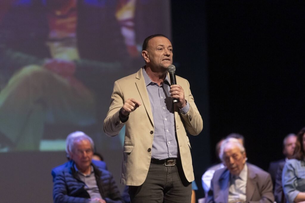 Por que o MDB está fora da aliança de Lula? O presidente do PT, Edinho Silva, afirmou que o MDB não integrará a aliança nacional pela reeleição de Lula devido a contradições internas no partido. Quais foram os esforços para incluir o MDB na aliança? Lula se reuniu com dirigentes do MDB, oferecendo a vice na chapa, mas as alianças ocorrerão apenas nos estados. O PSD também está fora da aliança nacional? Sim, Edinho Silva confirmou que o PSD não fará parte da aliança nacional, mas alianças estaduais são possíveis. Como o PT planeja lidar com a ausência de novos aliados ao centro? O PT busca consolidar alianças com parceiros tradicionais, como o PDT, apesar de desafios internos. Qual é o desafio enfrentado pelo PT no Rio Grande do Sul? Uma ala do PT gaúcho resiste ao acordo nacional com o PDT, preferindo lançar candidato próprio ao governo estadual. O que o PDT espera em troca do apoio a Lula? O PDT espera que o PT apoie a candidatura de Juliana Brizola ao governo do Rio Grande do Sul. Como o PT pretende resolver o impasse no Rio Grande do Sul? Edinho Silva prefere o convencimento político à intervenção, apelando ao espírito coletivo do PT gaúcho. Por que Edinho defende a prevalência do projeto nacional? Ele acredita que derrotar o fascismo no Brasil requer um campo democrático forte, com a reeleição de Lula. Qual é a importância da vitória de Lula, segundo Edinho? A vitória de Lula é crucial para o futuro do Brasil e para fortalecer a democracia na América Latina. O que Lula espera dos ministros que deixarão seus cargos? Lula espera que os ministros defendam as ações do governo durante a campanha eleitoral. Quem será responsável pela coordenação política da campanha de Lula? A coordenação política ficará a cargo do GTE (grupo de trabalho eleitoral) do PT. Haverá um fórum dos partidos que apoiam Lula? Sim, haverá um fórum incluindo partidos que estarão fora da aliança formal, para discutir estratégias. Quem cuidará da comunicação do governo e da campanha? Sidônio Palmeira cuidará da comunicação do governo, enquanto Raul Rabelo será responsável pela campanha. Qual é a tarefa do grupo que está estruturando a campanha? O grupo tem a tarefa de estruturar a campanha, ouvindo ex-presidentes do PT e lideranças experientes. Como o PT planeja enfrentar a intolerância nas redes sociais? O PT busca equilibrar o discurso, apesar das limitações impostas pela natureza autoritária do bolsonarismo.