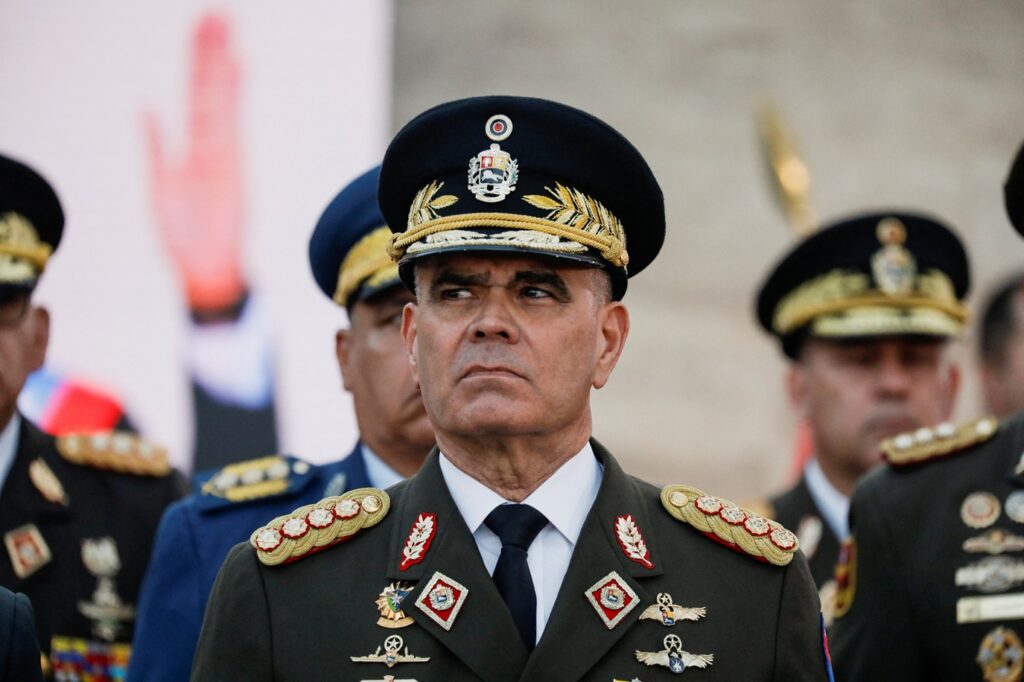 A **presidente interina da Venezuela** realizou uma mudança significativa no comando militar do país ao substituir o chefe do Ministério da Defesa. Após 11 anos no cargo, o general foi removido, e **Gustavo González López** foi nomeado para assumir esta posição estratégica. Segundo a publicação, esta alteração representa uma reestruturação importante na cúpula militar do governo de Nicolás Maduro, refletindo possíveis ajustes na política de defesa e segurança do país. A troca no comando da Defesa é vista como um movimento crucial para a administração interina, que busca consolidar sua autoridade e implementar novas diretrizes militares. De acordo com o site InfoMoney, a nomeação de Gustavo González López para o Ministério da Defesa é um passo estratégico para a presidente interina, que visa fortalecer sua posição em meio a um cenário político desafiador. González López, que já ocupou cargos de destaque no governo, traz consigo uma vasta experiência em segurança e defesa, o que pode ser essencial para enfrentar as complexas questões internas e externas que a Venezuela enfrenta atualmente. A mudança no comando militar também pode sinalizar uma tentativa de alinhar as forças armadas com as novas diretrizes políticas e econômicas propostas pela administração interina. Além disso, a substituição do general que estava há 11 anos no cargo pode indicar uma busca por renovação e adaptação às novas realidades do país. Segundo a publicação, essa decisão pode ter implicações significativas para a política interna da Venezuela, especialmente em um momento em que o governo interino tenta estabilizar a economia e garantir a segurança nacional. A reestruturação na cúpula militar é um reflexo das dinâmicas políticas em evolução e pode ter um impacto duradouro na forma como a Venezuela aborda suas questões de defesa e segurança.