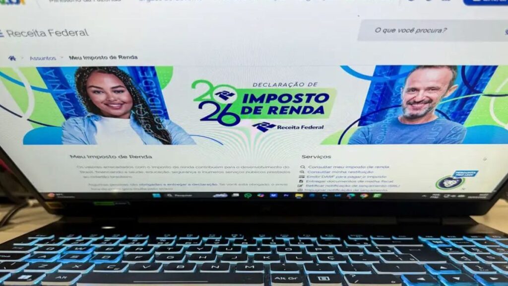O **primeiro dia do Imposto de Renda 2026** foi marcado por um volume expressivo de declarações enviadas, com mais de **1 milhão de contribuintes** cumprindo suas obrigações fiscais logo no início do prazo. Este número representa um marco significativo e demonstra a prontidão dos cidadãos em regularizar sua situação com o fisco. Mas o que leva tantas pessoas a enviarem suas declarações logo no primeiro dia? E quais são as expectativas para o restante do período de declaração? A **expectativa do fisco** para 2026 é receber cerca de **44 milhões de declarações** em todo o país. Este número reflete um aumento em relação aos anos anteriores, indicando um crescimento na base de contribuintes e possivelmente uma maior conscientização sobre a importância de estar em dia com as obrigações fiscais. Mas o que acontece se o contribuinte não enviar sua declaração no prazo? O atraso pode resultar em multas e complicações futuras, o que motiva muitos a agirem rapidamente. Por que é importante enviar a declaração do Imposto de Renda logo no início do prazo? Enviar a declaração cedo pode trazer algumas vantagens, como a possibilidade de receber a restituição mais rapidamente, caso haja valores a serem devolvidos. Além disso, evita-se o risco de enfrentar problemas técnicos no sistema de envio, que pode ficar sobrecarregado nos últimos dias do prazo. Como o envio de mais de 1 milhão de declarações no primeiro dia impacta o sistema da Receita Federal? A Receita Federal tem se preparado para lidar com grandes volumes de dados, investindo em tecnologia e infraestrutura para garantir que o processo de envio e processamento das declarações ocorra sem interrupções. Este preparo é crucial para evitar atrasos e garantir que todos os contribuintes consigam cumprir suas obrigações sem contratempos. Quais são as principais mudanças no Imposto de Renda 2026 que os contribuintes devem estar atentos? A cada ano, a Receita Federal pode implementar mudanças nas regras e nos formulários de declaração. Para 2026, é importante que os contribuintes estejam atentos a qualquer alteração que possa impactar suas declarações, como mudanças nas faixas de isenção, deduções permitidas ou novas exigências documentais. O que os contribuintes devem fazer para garantir que suas declarações estejam corretas? É essencial que os contribuintes revisem todas as informações antes de enviar a declaração. Isso inclui verificar dados pessoais, rendimentos, deduções e outros detalhes relevantes. Erros podem resultar em problemas com o fisco e até mesmo em penalidades. Como a Receita Federal lida com possíveis erros ou fraudes nas declarações? A Receita realiza cruzamentos de dados e análises detalhadas para identificar inconsistências ou possíveis fraudes. Caso sejam detectadas irregularidades, o contribuinte pode ser chamado para prestar esclarecimentos ou até mesmo ser alvo de uma auditoria. O que esperar para os próximos dias do período de declaração do Imposto de Renda 2026? Com um início tão movimentado, é provável que o ritmo de envio de declarações continue alto nos próximos dias. Os contribuintes que ainda não enviaram suas declarações devem se organizar para fazê-lo dentro do prazo, evitando assim qualquer tipo de penalidade. Em resumo, o primeiro dia do Imposto de Renda 2026 foi um sucesso em termos de adesão dos contribuintes, com mais de 1 milhão de declarações enviadas. Este número reflete não apenas a eficiência do sistema da Receita Federal, mas também a conscientização dos cidadãos sobre a importância de estar em dia com suas obrigações fiscais. Com uma expectativa de 44 milhões de declarações ao longo do período, é essencial que todos os contribuintes se mantenham informados e preparados para cumprir suas responsabilidades de forma correta e dentro do prazo estipulado.