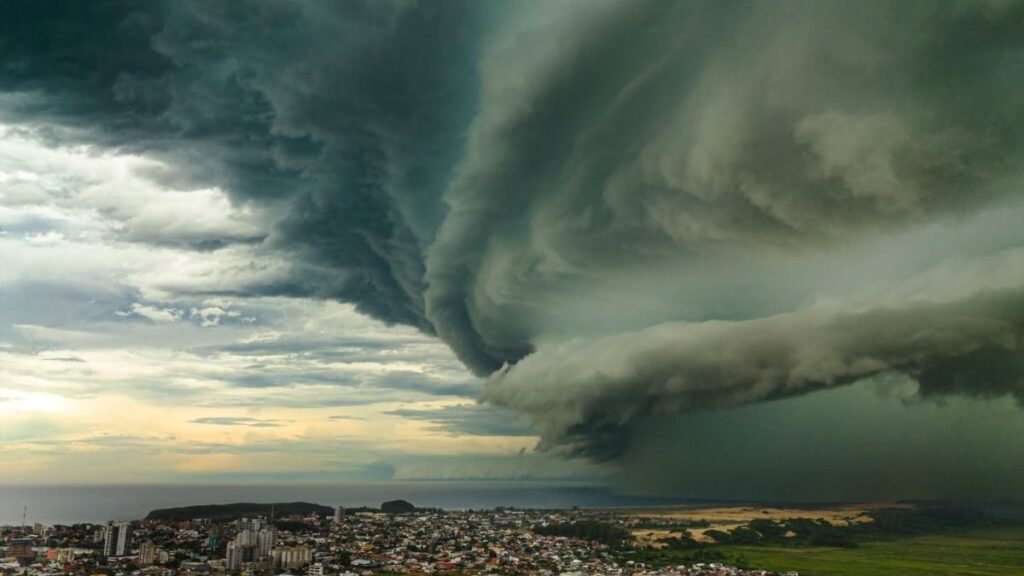 O primeiro fim de semana do **outono** será marcado por um verdadeiro "combo climático", com a presença simultânea de **calor** intenso e **chuvas** fortes em várias regiões do país. Segundo a publicação do ND Mais, essa combinação é resultado da atuação de **frentes frias** e **bloqueios atmosféricos** que influenciam as condições meteorológicas. Essas mudanças no tempo são típicas da transição entre as estações, quando o clima começa a se ajustar às características do outono. De acordo com o ND Mais, as **frentes frias** são responsáveis por trazer umidade e provocar chuvas em diversas áreas, enquanto os **bloqueios atmosféricos** impedem a passagem dessas frentes, resultando em períodos de calor intenso. Esse fenômeno é particularmente notável em regiões onde o clima é mais instável, como o sul e sudeste do Brasil. Nessas áreas, a população deve se preparar para enfrentar tanto o aumento das temperaturas quanto a possibilidade de chuvas volumosas, que podem ocorrer de forma repentina e intensa. Além disso, o ND Mais destaca que essa combinação de calor e chuvas pode ter impactos significativos no dia a dia das pessoas, afetando desde atividades ao ar livre até o trânsito nas cidades. As autoridades locais recomendam que a população fique atenta às previsões meteorológicas e tome precauções para lidar com as condições adversas. Em resumo, o primeiro fim de semana do outono promete ser um período de contrastes climáticos, exigindo atenção e adaptação por parte de todos.