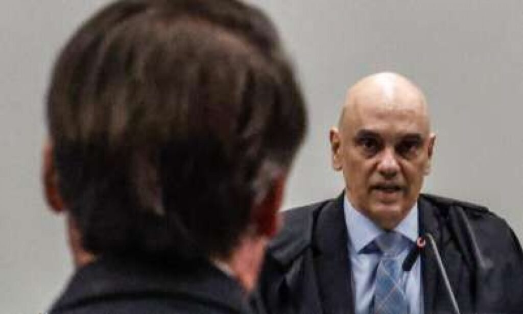 **Prisão Domiciliar de Bolsonaro: Entre Humanidade e Rigor Judicial, o que Será que Eles Tanto Temem?** A recente decisão do ministro Alexandre de Moraes de autorizar a **prisão domiciliar** de Jair Bolsonaro inaugura um capítulo delicado na relação entre justiça, política e saúde pública no Brasil. Mas o que levou a essa decisão e quais são suas implicações? Segundo a publicação do Jornal da Cidade Online, a decisão de Moraes, embora revestida de caráter humanitário, carrega uma mensagem clara: o ex-presidente continua sob a tutela do **Supremo Tribunal Federal (STF)** e não terá liberdade plena. Ao atender ao pedido da defesa e ao parecer favorável da **Procuradoria-Geral da República (PGR)**, Moraes reconheceu a fragilidade clínica de Bolsonaro. A recente internação em UTI por broncopneumonia reforçou a necessidade de cuidados médicos constantes, incompatíveis com o ambiente prisional. Nesse ponto, a decisão se alinha ao princípio constitucional da **dignidade da pessoa humana**. Por que a decisão de prisão domiciliar foi tomada? A saúde de Bolsonaro foi um fator determinante. A internação recente e a necessidade de cuidados médicos constantes tornaram o ambiente prisional inadequado para ele. No entanto, o ministro foi além ao impor condições duríssimas, como o uso de **tornozeleira eletrônica**, proibição de celulares e restrição de visitas. O recado é inequívoco: não se trata de benevolência, mas de uma medida excepcional, cercada de vigilância. Qual é o impacto político dessa decisão? A prisão domiciliar de um ex-presidente não é apenas um ato jurídico, mas também um gesto político. Moraes evita críticas sobre tratamento desumano, mas ao mesmo tempo reafirma o poder do STF sobre Bolsonaro. O isolamento imposto, sem comunicação externa, praticamente neutraliza qualquer tentativa de articulação política durante o período. Essa escolha reflete uma preocupação institucional: preservar a imagem da Corte diante da opinião pública, sem abrir espaço para acusações de perseguição ou complacência. Como será monitorado o cumprimento das regras impostas? O prazo de 90 dias funciona como uma espécie de teste. Bolsonaro terá de provar que pode cumprir as regras impostas. Qualquer deslize – seja uma ligação telefônica, seja uma visita não autorizada – pode levá-lo de volta ao presídio da Papuda. O equilíbrio entre saúde e disciplina jurídica será constantemente avaliado. Por que essa decisão é vista como um exemplo de imposição do Judiciário? A decisão de Moraes é um exemplo de como o Judiciário continua se impondo na vida de quem se pressupõe esteja cumprindo pena, mas não de silêncio total, mas de um silêncio imposto, calculado e monitorado. As regras impostas continuam a demonstrar a “perseguição” política que se impõe a Bolsonaro, segundo o editorial do DPG Jornal. Quais são as possíveis motivações por trás dessa decisão? A decisão também pode ser lida como uma tentativa de deslocar os refletores de outras pressões políticas e institucionais que cercam o STF e a PGR. Bolsonaro, agora em prisão domiciliar, vive sob uma condição paradoxal: cercado pelo conforto da casa, mas privado da liberdade de comunicação e movimento. Mais do que um benefício, trata-se de uma prisão silenciosa, onde cada passo será monitorado e cada gesto poderá definir seu futuro. Em resumo, a prisão domiciliar de Jair Bolsonaro, autorizada por Alexandre de Moraes, é uma medida que equilibra a necessidade de cuidados médicos com a imposição de rigorosas condições de vigilância. Essa decisão reflete tanto preocupações humanitárias quanto políticas, destacando o papel contínuo do Judiciário na vida do ex-presidente.