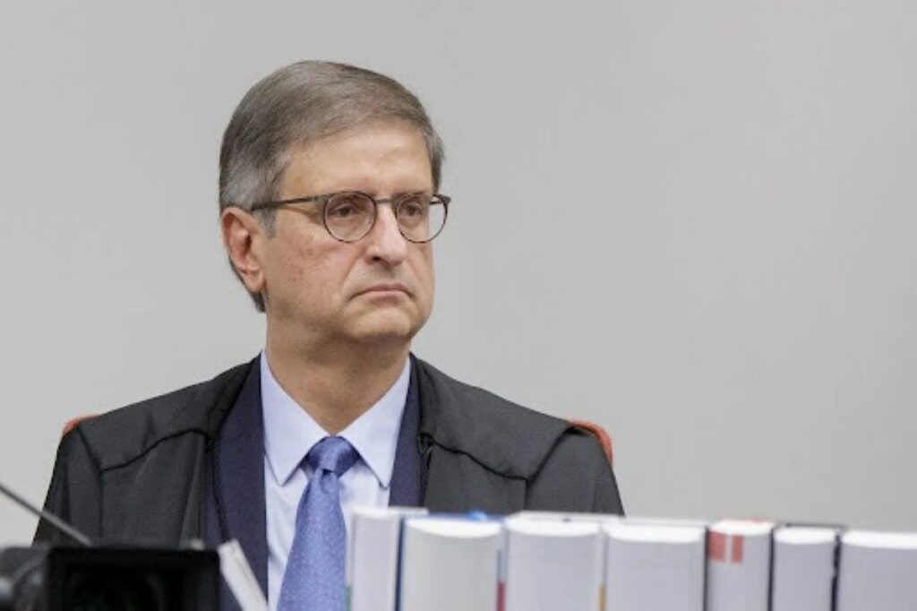 O procurador-geral da República, **Paulo Gonet**, manifestou-se a favor da **prisão domiciliar** para o ex-presidente **Jair Bolsonaro**, citando as condições de saúde do político como principal justificativa. Segundo a publicação, Gonet destacou que Bolsonaro "demanda atenção constante", o que torna a prisão domiciliar uma alternativa mais adequada às suas necessidades médicas. Essa posição do procurador-geral reflete uma preocupação com o bem-estar do ex-presidente, considerando que a detenção em um ambiente convencional poderia agravar suas condições de saúde. De acordo com o site, a decisão de apoiar a prisão domiciliar está fundamentada em avaliações médicas que indicam a necessidade de cuidados contínuos para Bolsonaro. O ex-presidente tem enfrentado problemas de saúde que requerem monitoramento frequente, o que, segundo Gonet, seria mais viável em um ambiente domiciliar. Essa abordagem não apenas assegura que Bolsonaro receba o tratamento necessário, mas também alinha-se com práticas legais que permitem a prisão domiciliar em casos onde a saúde do detido está em risco. Além disso, a proposta de prisão domiciliar para Bolsonaro levanta discussões sobre a aplicação de medidas alternativas de detenção em situações semelhantes. Segundo o site, a decisão de Gonet pode estabelecer um precedente para casos futuros, onde a saúde do detido é um fator crucial na determinação do tipo de prisão. Essa perspectiva enfatiza a importância de considerar as condições individuais dos detidos ao aplicar a lei, garantindo que os direitos humanos e a dignidade sejam preservados, mesmo em situações de restrição de liberdade.