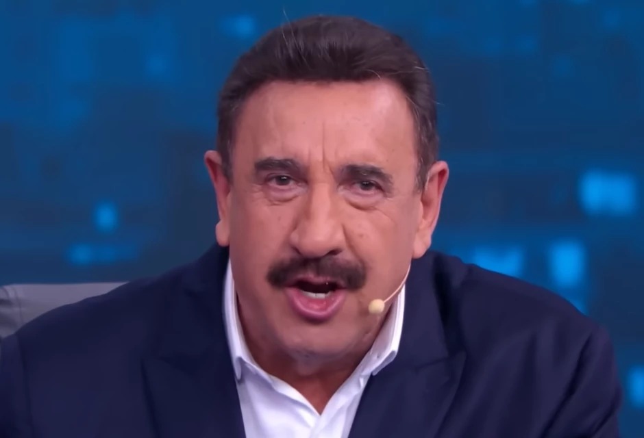 O **Programa do Ratinho** atingiu a maior audiência do ano no **SBT**, marcando um momento significativo para a emissora e para o apresentador Carlos Massa, conhecido como Ratinho. Este feito foi celebrado pelo apresentador em suas redes sociais, destacando a importância deste marco em sua carreira televisiva. Segundo a publicação do site Poder Nacional, o programa conseguiu atrair um grande número de telespectadores, consolidando-se como um dos principais programas de entretenimento da televisão brasileira. Este sucesso é atribuído a uma combinação de fatores, incluindo o carisma do apresentador e o formato dinâmico do programa, que mistura entrevistas, quadros de humor e atrações musicais. O impacto deste aumento de audiência é significativo não apenas para o **Programa do Ratinho**, mas também para o **SBT** como um todo. A emissora tem investido em conteúdos diversificados para atrair um público amplo e manter sua relevância no competitivo cenário televisivo brasileiro. Segundo o site Poder Nacional, a conquista de Ratinho reflete a eficácia dessas estratégias, mostrando que o público continua a valorizar programas que oferecem entretenimento de qualidade e interação com a audiência. Além disso, o sucesso do programa pode influenciar positivamente a grade de programação do SBT, incentivando a emissora a continuar investindo em formatos inovadores e na valorização de seus apresentadores. A comemoração de Ratinho nas redes sociais não apenas celebra o sucesso do programa, mas também reforça a conexão do apresentador com seu público. A interação direta com os telespectadores através das plataformas digitais é uma estratégia eficaz para manter a audiência engajada e fiel. Conforme destacado pelo Poder Nacional, essa proximidade com o público é um dos fatores que contribuem para o sucesso contínuo do **Programa do Ratinho**. A capacidade de se adaptar às novas tendências de consumo de mídia e de manter um conteúdo relevante são aspectos fundamentais que garantem a longevidade e o sucesso de programas televisivos no cenário atual.