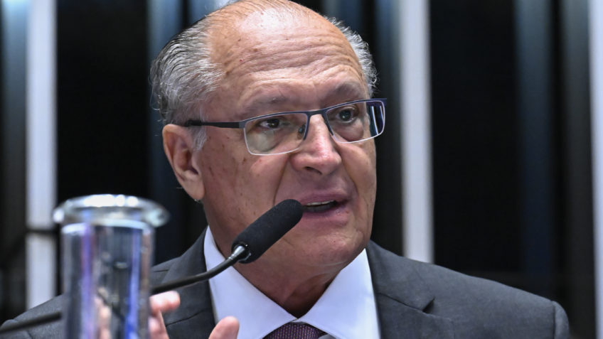 O vice-presidente Geraldo Alckmin afirmou que o acordo entre o **Mercosul** e a **União Europeia** é um "projeto político" de grande importância. Segundo a publicação do Poder360, o Congresso promulgou o tratado na terça-feira, 17 de março, e o acordo começará a ser implementado de maneira gradual a partir de 1º de maio. Alckmin destacou que o tratado não é apenas um pacto comercial, mas também um passo significativo para fortalecer as relações políticas e econômicas entre os blocos. Ele ressaltou que o acordo representa uma oportunidade para o Brasil e os demais países do Mercosul se integrarem mais profundamente ao mercado europeu, promovendo o desenvolvimento econômico e a cooperação internacional. O acordo entre o Mercosul e a União Europeia é resultado de duas décadas de negociações e é considerado um dos maiores tratados comerciais do mundo. Segundo o site Poder360, o tratado abrange uma população de cerca de 780 milhões de pessoas e tem o potencial de aumentar significativamente o comércio entre os dois blocos. O acordo prevê a redução de tarifas em diversos setores, incluindo produtos agrícolas e industriais, o que pode beneficiar exportadores e consumidores de ambos os lados. Além disso, o tratado inclui cláusulas sobre sustentabilidade, direitos trabalhistas e proteção ao meio ambiente, refletindo a preocupação com o desenvolvimento sustentável e responsável. A implementação gradual do acordo permitirá que os países do Mercosul e da União Europeia se adaptem às novas regras e aproveitem as oportunidades de crescimento econômico. Segundo a publicação, Alckmin enfatizou que o tratado é uma ferramenta estratégica para o Brasil se posicionar de forma mais competitiva no cenário global. Ele acredita que a parceria com a União Europeia pode impulsionar a inovação, a transferência de tecnologia e o investimento estrangeiro, contribuindo para o fortalecimento da economia brasileira. O acordo Mercosul-UE é, portanto, um marco nas relações internacionais e um passo importante para a integração econômica e política entre os continentes.