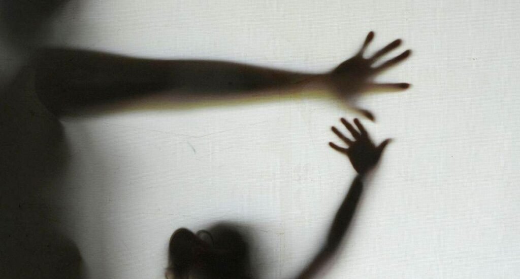 O que prevê o projeto de lei para mulheres vítimas de violência? O projeto oferece assistência psicológica, orientação jurídica, cursos de defesa pessoal e a possibilidade de comprar armas de fogo com auxílio de R$ 5.000, após etapas prévias não letais. Por que o projeto é considerado controverso? A proposta de financiar a compra de armas gerou embate entre políticos e a Prefeitura de Goiânia, que vetou partes do projeto por questões legais e de competência. Quais são as etapas prévias antes da compra de armas? As mulheres podem receber apoio financeiro para cursos de defesa pessoal, compra de spray de pimenta e dispositivos eletrônicos, como tasers, antes de acessar o auxílio para armas. Qual é a posição do vereador Major Vitor Hugo sobre o projeto? Ele defende a iniciativa como necessária para combater a violência contra a mulher no Brasil, destacando a importância de ampliar os mecanismos de defesa. Por que o prefeito Sandro Mabel vetou partes do projeto? O veto foi baseado em parecer da Procuradoria-Geral, apontando vício de iniciativa, inconstitucionalidade financeira e competência da União sobre regras de armas. Quais são os principais problemas apontados no projeto? Os problemas incluem criação de despesas sem estudo de impacto, invasão de competências do Executivo e tratar de temas de legislação federal. O que dizem especialistas sobre a proposta de armamento? Especialistas alertam que o acesso a armas pode aumentar o risco para as vítimas, que já estão em situação vulnerável, e que a solução deve ser mais estrutural. Quais são as alternativas sugeridas por especialistas? Cursos de defesa pessoal, orientação sobre autoproteção e acesso a dispositivos não letais são vistos como alternativas mais seguras e eficazes. Como a juíza Gislaine Campos Reis vê a questão do armamento? Ela destaca que o manuseio de armas pode ser perigoso para as vítimas e que a maioria dos feminicídios no Brasil ocorre com facas, não armas de fogo. Qual é a opinião da advogada Valéria Amorim sobre o projeto? Ela considera o debate importante, mas acredita que incentivar o acesso a armas não é a solução mais adequada para a violência doméstica. O que pode acontecer se os vetos do prefeito forem derrubados? Se os vetos forem derrubados, o projeto pode ser promulgado em Goiânia, permitindo a implementação das medidas propostas. Quando os vereadores devem analisar os vetos do prefeito? Ainda não há previsão de data para a análise dos vetos, mas parlamentares indicam que tendem a derrubar, dado o apoio unânime ao projeto. Quais são as preocupações com o uso de armas em conflitos domésticos? A presença de armas em conflitos domésticos pode aumentar o risco de desfechos trágicos, especialmente em situações de surpresa ou vulnerabilidade emocional. Como o projeto pode impactar a segurança das mulheres? Embora vise aumentar a proteção, o projeto pode colocar as mulheres em risco maior se não houver treinamento adequado e suporte contínuo. Quais são as implicações legais do projeto? O projeto enfrenta desafios legais por criar despesas sem estudo de impacto e por tratar de temas que são competência da União, como regras sobre armas.