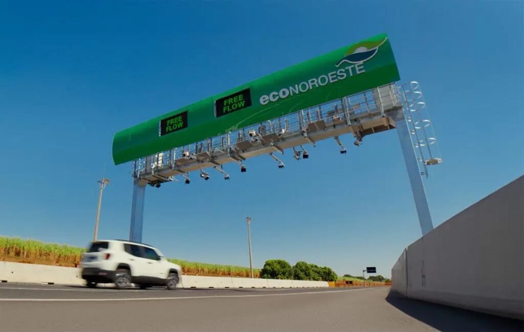 O que é o projeto de pedágio gratuito para motoristas no Brasil? O projeto de lei em análise na Câmara dos Deputados propõe isenção de pedágio para motoristas em rodovias federais e estaduais no Brasil. Quem seria beneficiado pela isenção de pedágio? Profissionais que utilizam carro ou caminhão como ferramenta de trabalho seriam os principais beneficiados, aliviando custos de transporte e logística. Qual é o objetivo principal do projeto de lei? O objetivo é reduzir os custos operacionais para motoristas profissionais, facilitando o transporte e a logística no país. Como a isenção de pedágio pode impactar a economia? A medida pode diminuir os custos de transporte, potencialmente reduzindo preços de produtos e serviços, beneficiando a economia como um todo. Quais são as rodovias afetadas pela proposta? A proposta abrange rodovias federais e estaduais em todo o Brasil, ampliando o alcance da isenção de pedágio. Como a isenção de pedágio pode beneficiar os motoristas? Motoristas podem economizar significativamente em despesas de viagem, aumentando sua margem de lucro e viabilidade econômica. Quais setores podem ser mais impactados pela isenção? Setores de transporte e logística, além de comércio e distribuição, podem ver reduções significativas em seus custos operacionais. A isenção de pedágio pode influenciar o preço dos produtos? Sim, com menores custos de transporte, o preço final dos produtos pode diminuir, beneficiando consumidores. Quais são os desafios para a implementação do projeto? Desafios incluem a compensação de receitas perdidas por concessionárias e a adaptação de contratos existentes. Como a isenção pode afetar as concessionárias de rodovias? Concessionárias podem enfrentar perda de receita, exigindo ajustes financeiros ou compensações governamentais. O projeto já foi aprovado? Ainda está em análise na Câmara dos Deputados, aguardando debates e possíveis ajustes antes de uma votação final. Quais são os próximos passos para o projeto de lei? O projeto passará por comissões e debates na Câmara antes de ser votado e, se aprovado, seguirá para o Senado. Como a sociedade pode participar do debate sobre o projeto? Cidadãos podem acompanhar discussões, participar de audiências públicas e contatar seus representantes para expressar opiniões. Quais são as possíveis consequências ambientais da isenção? Pode haver aumento no tráfego rodoviário, impactando emissões de carbono e desgaste de infraestruturas. A isenção de pedágio pode incentivar o uso de veículos? Sim, a redução de custos pode incentivar mais pessoas a utilizarem veículos para trabalho e viagens. Como o projeto pode afetar a infraestrutura rodoviária? Com mais veículos nas estradas, pode haver aumento no desgaste e necessidade de manutenção das rodovias. Quais são as alternativas para compensar a perda de receita das concessionárias? Alternativas incluem subsídios governamentais, ajustes tarifários em outros serviços ou renegociação de contratos. A isenção de pedágio pode ser temporária? Dependendo das discussões, a isenção pode ser implementada como medida temporária ou permanente, conforme decisão legislativa. O projeto pode servir de modelo para outros países? Se bem-sucedido, o projeto pode inspirar políticas semelhantes em outros países que buscam reduzir custos de transporte. Quais são as expectativas para a aprovação do projeto? Expectativas variam, mas há otimismo entre motoristas e setores beneficiados, enquanto desafios financeiros são debatidos.