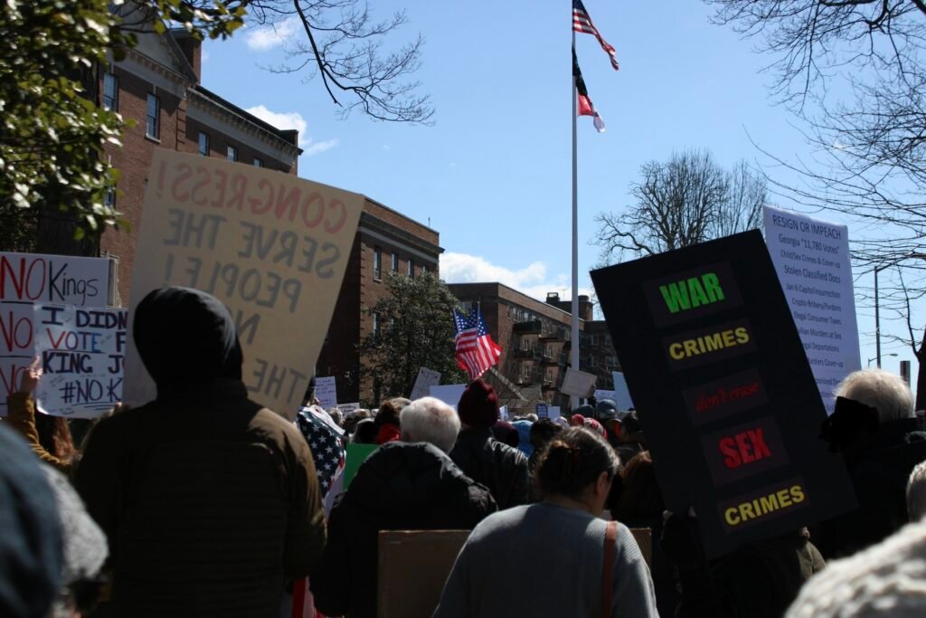 O que motivou os protestos contra Trump nos EUA? Os protestos foram motivados pela oposição às políticas do governo Trump, incluindo a guerra contra o Irã e os esforços contra a imigração ilegal. Quais cidades foram palco dos protestos? Os protestos ocorreram em várias cidades, incluindo Los Angeles, Denver, Dallas, Nova York, Boston, Washington e St. Paul. Houve prisões durante os protestos? Sim, houve prisões em diferentes cidades. Em Los Angeles, múltiplos manifestantes foram detidos após confrontos. Como a polícia reagiu aos protestos em Los Angeles? A polícia em Los Angeles usou gás lacrimogêneo e declarou um "alerta tático" para aumentar a prontidão policial. O que aconteceu em Denver durante os protestos? Em Denver, um protesto pacífico evoluiu para bloqueio de via, resultando em nove prisões e uso de fumaça e projéteis de pimenta pela polícia. Qual foi a reação em Dallas? Em Dallas, houve pelo menos uma prisão após confronto entre manifestantes e opositores do protesto. Qual é o nome da mobilização nacional dos protestos? A mobilização nacional é chamada "No Kings", com milhares de eventos previstos em todo o país. Quantas pessoas participaram dos protestos em Boston? Em Boston, os atos reuniram dezenas de milhares de pessoas, com expectativa superior a 100 mil participantes. Como os protestos foram organizados? Os protestos foram organizados de forma descentralizada, com materiais de apoio orientando eventos locais. Quando o movimento "No Kings" teve origem? O movimento "No Kings" teve origem em 2025. Quais foram as instruções dadas para os eventos locais? As instruções incluíam logística, comunicação e mobilização para a realização dos eventos. Qual foi a resposta das autoridades aos protestos? As autoridades emitiram ordens de dispersão e, diante do descumprimento, realizaram prisões e usaram gás lacrimogêneo. Qual foi o foco principal dos protestos? O foco principal foi a oposição às políticas do governo Trump, especialmente em relação à guerra e imigração. Os protestos foram pacíficos em todas as cidades? Nem todos os protestos foram pacíficos; alguns evoluíram para confrontos e bloqueios de vias. Qual foi a participação esperada nos protestos em Washington? Em Washington, milhares marcharam em direção ao obelisco da cidade. Como os organizadores estimaram a participação nos protestos? Os organizadores estimaram a participação de milhões de pessoas em todo o país. Qual foi a reação da polícia aos protestos em Denver? A polícia declarou a reunião ilegal e usou fumaça e projéteis de pimenta para dispersar os manifestantes. Houve confrontos entre manifestantes e opositores? Sim, em Dallas, houve confrontos entre manifestantes e opositores ao protesto. Qual foi a estratégia de comunicação dos organizadores? Os organizadores usaram materiais de apoio para orientar a comunicação e mobilização dos eventos. Os protestos foram coordenados em nível nacional? Sim, os protestos foram parte de uma mobilização nacional coordenada. Quais foram as consequências dos protestos? As consequências incluíram prisões, uso de gás lacrimogêneo e confrontos em várias cidades. Como os protestos foram recebidos pela mídia? A mídia, como a Fox News, cobriu os protestos, destacando prisões e uso de gás lacrimogêneo. Qual foi a reação do público aos protestos? A reação do público variou, com apoio em algumas áreas e oposição em outras. Os protestos tiveram impacto político? Os protestos destacaram a oposição às políticas de Trump, mas o impacto político ainda é incerto. Qual foi a resposta das autoridades locais aos protestos? As autoridades locais responderam com ordens de dispersão, prisões e uso de força para controlar os protestos. Os protestos foram bem-sucedidos em seus objetivos? O sucesso dos protestos em alcançar seus objetivos políticos ainda está em avaliação.