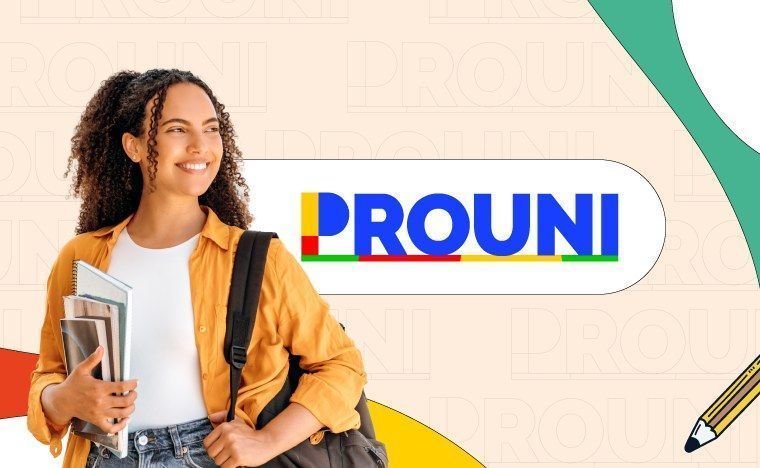**Prouni: Prazo para Entrar na Lista de Espera Termina Nesta Quinta (26)** O **Prouni (Programa Universidade para Todos)** é uma iniciativa do **Ministério da Educação (MEC)** que visa democratizar o acesso ao ensino superior no Brasil. Mas o que torna o Prouni tão especial e como ele funciona? Vamos explorar essas questões e entender melhor o programa. **O que é o Prouni?** Criado em 2004, o **Prouni** oferece bolsas de estudo para cursos de graduação e sequenciais de formação específica em instituições de ensino superior privadas. O programa é voltado para estudantes brasileiros que ainda não possuem um diploma de nível superior. Segundo a publicação da CNN Brasil, o Prouni ocorre duas vezes ao ano, proporcionando oportunidades contínuas para aqueles que desejam ingressar no ensino superior. **Qual é a importância do Prouni?** O Prouni desempenha um papel crucial na inclusão educacional, oferecendo bolsas de estudo integrais e parciais para estudantes de baixa renda. Nesta edição, o programa alcançou um marco histórico, sendo a maior em 21 anos, com a oferta de **595.374 bolsas de estudo**. Isso inclui **275.329 bolsas integrais (100%)** e **320.045 bolsas parciais (50%)**, distribuídas em **895 cursos de 1.046 instituições privadas** em todo o país. **Como funciona a lista de espera do Prouni?** Para os candidatos que não foram aprovados nas duas primeiras chamadas, o Prouni oferece a possibilidade de manifestar interesse na lista de espera. Segundo a CNN Brasil, o prazo para aderir à lista de espera termina nesta quinta-feira, 26 de outubro. Os estudantes interessados devem realizar a adesão por meio do **Portal Único de Acesso ao Ensino Superior** até o final do dia. **O que acontece após a adesão à lista de espera?** Após manifestar interesse na lista de espera, os candidatos devem aguardar a divulgação do resultado, que está prevista para o dia 31 de março. Os estudantes pré-selecionados terão então um período, de 31 de março a 10 de abril, para enviar a documentação necessária que comprove as informações declaradas na inscrição. **Quais são os critérios para participar do Prouni?** Para participar do Prouni, os candidatos devem atender a alguns critérios básicos, como ter cursado o ensino médio completo em escola pública ou em escola privada com bolsa integral. Além disso, é necessário ter participado do Exame Nacional do Ensino Médio (Enem) e obtido, no mínimo, 450 pontos na média das notas, sem ter zerado a redação. **Por que o Prouni é uma oportunidade valiosa?** O Prouni representa uma oportunidade valiosa para muitos estudantes que, de outra forma, não teriam condições de arcar com os custos de uma educação superior. Ao oferecer bolsas de estudo em uma ampla variedade de cursos e instituições, o programa contribui para a formação de profissionais qualificados e para o desenvolvimento socioeconômico do país. Em resumo, o **Prouni** é uma iniciativa fundamental para promover a inclusão educacional no Brasil. Com prazos importantes se aproximando, como o término da adesão à lista de espera nesta quinta-feira, 26 de outubro, é crucial que os interessados fiquem atentos às datas e requisitos para não perderem essa oportunidade.
