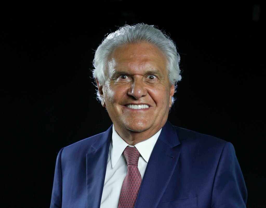 **PSD Anuncia Ronaldo Caiado como Pré-Candidato à Presidência: O Que Isso Significa?** O anúncio do **PSD** de que o governador de Goiás, **Ronaldo Caiado**, será o pré-candidato do partido à Presidência da República em 2026 trouxe à tona diversas questões sobre o cenário político brasileiro. Mas como essa decisão foi tomada e quais são suas implicações? **Por que Ronaldo Caiado foi escolhido como pré-candidato?** A escolha de Ronaldo Caiado como pré-candidato do PSD à Presidência ocorreu após a desistência do governador do Paraná, **Ratinho Junior**, que era considerado um dos nomes mais fortes dentro do partido. Segundo a publicação do Poder360, Ratinho Junior optou por permanecer no governo do Paraná até o fim de seu mandato, influenciado por questões políticas locais e pela possibilidade de não conseguir viabilizar um sucessor, o que poderia abrir espaço para adversários políticos, como o senador **Sérgio Moro**. **Qual foi o papel de Eduardo Leite nessa disputa?** **Eduardo Leite**, governador do Rio Grande do Sul, também estava na disputa pela indicação do PSD, mas foi preterido em favor de Caiado. Leite criticou a decisão do partido, afirmando que a escolha poderia manter um "ambiente de polarização radicalizada" no país. Apesar de tecnicamente empatados nas intenções de voto, Caiado tinha uma ligeira vantagem sobre Leite na pesquisa Quaest de março de 2026, com 4% contra 3%. **Quais são as principais bandeiras de Ronaldo Caiado?** Ronaldo Caiado, que já foi candidato à Presidência em 1989, lançou sua pré-candidatura em abril de 2025 com foco em duas principais bandeiras: **segurança pública** e **agronegócio**. Médico de formação, Caiado tem uma longa trajetória política, incluindo mandatos como deputado federal e senador por Goiás. Sua experiência e suas propostas são vistas como pontos fortes para atrair eleitores. **Como a decisão de Ratinho Junior impactou a escolha de Caiado?** A desistência de Ratinho Junior foi um fator crucial para a escolha de Caiado. Ratinho era visto como um candidato forte devido ao seu desempenho em pesquisas e apoio interno no PSD. No entanto, preocupações sobre a sucessão no Paraná e a possibilidade de perder espaço político caso fosse derrotado na eleição presidencial levaram Ratinho a preservar seu capital político para 2026, fortalecendo sua base regional. **Quais são os próximos passos para Ronaldo Caiado?** Com a escolha oficializada, Ronaldo Caiado deixará o governo de Goiás no final de março de 2026 para se dedicar à campanha presidencial. O vice-governador **Daniel Vilela** assumirá o comando do estado. Caiado agora se prepara para enfrentar um cenário político desafiador, marcado por polarizações e a necessidade de consolidar seu nome nacionalmente. **O que essa escolha representa para o PSD?** A escolha de Caiado como pré-candidato demonstra o compromisso do PSD com a democracia, segundo Ratinho Junior. No entanto, também reflete as complexidades internas do partido e as estratégias para fortalecer sua posição no cenário político nacional. A decisão de apoiar Caiado pode ser vista como uma tentativa de apresentar uma alternativa viável à polarização política atual. **Conclusão** A indicação de Ronaldo Caiado como pré-candidato à Presidência pelo PSD é um movimento estratégico que reflete tanto as dinâmicas internas do partido quanto o cenário político mais amplo do Brasil. Com uma trajetória política consolidada e propostas focadas em segurança pública e agronegócio, Caiado se prepara para enfrentar os desafios de uma campanha presidencial em um país marcado por divisões políticas.