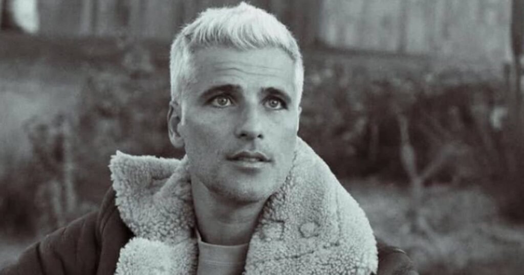 O que é o TDAH e como ele afeta o cérebro? O Transtorno do Déficit de Atenção com Hiperatividade (TDAH) é um transtorno de neurodesenvolvimento que afeta a forma como o cérebro se desenvolve e funciona. Ele está presente desde a infância e pode impactar a atenção, impulsividade e hiperatividade. O TDAH tem cura? Não, o TDAH não tem cura. Isso ocorre porque está ligado à estrutura e ao funcionamento do cérebro. No entanto, é possível controlá-lo com tratamento adequado, melhorando a qualidade de vida dos pacientes. Como o TDAH é diagnosticado? O diagnóstico do TDAH exige uma análise cuidadosa do histórico do paciente, especialmente dos comportamentos na infância. É importante diferenciar os sintomas de comportamentos comuns em crianças. Por que o diagnóstico pode ocorrer na vida adulta? Muitas pessoas, como Bruno Gagliasso, só recebem o diagnóstico na fase adulta porque os sinais na infância podem ser confundidos com comportamento agitado ou desatenção comum. Quais são os sinais comuns do TDAH? Os sinais incluem desatenção, impulsividade e dificuldade de foco. Esses sintomas podem afetar áreas importantes da vida, como trabalho e relacionamentos. Como o tratamento do TDAH é realizado? O tratamento é individualizado e pode incluir terapia comportamental, medicação e estratégias de manejo do tempo e organização. O acompanhamento profissional é essencial. Qual a importância da conscientização sobre o TDAH? A visibilidade de figuras públicas ajuda a quebrar preconceitos e aumentar a conscientização sobre o TDAH. Ainda há muita desinformação, e muitos convivem com sintomas sem entender o que ocorre. O que fazer se você suspeita ter TDAH? Se você se identifica com sinais frequentes de desatenção ou impulsividade, busque avaliação profissional. Somente um especialista pode realizar o diagnóstico correto e indicar o melhor tratamento. Como figuras públicas influenciam a percepção do TDAH? Quando figuras públicas falam sobre o TDAH, ajudam a normalizar o transtorno e incentivam outras pessoas a buscar ajuda. Isso é crucial para reduzir o estigma e promover a compreensão. Por que é importante um diagnóstico precoce? Um diagnóstico precoce permite o início do tratamento adequado, minimizando o impacto do TDAH na vida do indivíduo e melhorando suas chances de sucesso em diversas áreas. Como o TDAH pode afetar a vida profissional? Sem tratamento, o TDAH pode dificultar a concentração e a organização, afetando o desempenho no trabalho. Com tratamento, é possível desenvolver estratégias para superar esses desafios. Quais são os desafios enfrentados por adultos com TDAH? Adultos com TDAH podem enfrentar dificuldades em manter relacionamentos, gerenciar o tempo e cumprir prazos. O tratamento pode ajudar a desenvolver habilidades para lidar com esses desafios. Como a terapia comportamental ajuda no tratamento do TDAH? A terapia comportamental ensina estratégias para melhorar a organização, o foco e o controle da impulsividade, ajudando a pessoa a lidar melhor com os sintomas do TDAH. Qual o papel da medicação no tratamento do TDAH? A medicação pode ajudar a regular os neurotransmissores no cérebro, melhorando a atenção e reduzindo a impulsividade. É importante que seja prescrita e monitorada por um profissional de saúde. Como o TDAH impacta a vida pessoal? O TDAH pode afetar a vida pessoal, causando dificuldades em manter relacionamentos e gerenciar responsabilidades diárias. O tratamento adequado pode melhorar essas áreas significativamente.