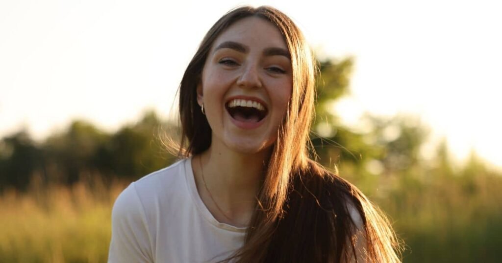 Por que pessoas solteiras são mais confiantes? A psicóloga Bella DePaulo aponta que solteiros desenvolvem mais autonomia, lidando com desafios sozinhos. Isso fortalece a autoconfiança, pois aprendem a tomar decisões independentes, sem a influência direta de um parceiro. Como a vida social dos solteiros é diferente? Solteiros costumam ter uma vida social mais diversificada. Enquanto casais podem se fechar em seus círculos, solteiros mantêm redes amplas, o que fortalece o senso de pertencimento e reduz o isolamento. Qual é o impacto da liberdade na vida dos solteiros? A liberdade de explorar o mundo sem restrições de um relacionamento permite uma vida mais dinâmica e significativa. Essa abertura constante contribui para o crescimento pessoal e a descoberta de novas experiências. Os solteiros são realmente mais felizes? A felicidade não está diretamente ligada ao estado civil, mas à qualidade das relações. Solteiros podem ser tão felizes quanto casados, desde que tenham relações significativas, sejam elas românticas ou não. Por que ainda existe estigma sobre ser solteiro? O estigma de que solteiros são solitários persiste, mas é infundado. A ciência mostra que ser solteiro pode ser uma fase de crescimento e autoconhecimento, desafiando a ideia de que a felicidade depende de um relacionamento. Como os relacionamentos podem afetar a estabilidade emocional? Relacionamentos podem ser positivos, mas também trazem expectativas e conflitos. Solteiros, por não enfrentarem essas pressões, podem alcançar maior estabilidade emocional, focando no próprio bem-estar. O que a ciência diz sobre solteiros e bem-estar emocional? Estudos indicam que solteiros podem ter bem-estar emocional superior, pois evitam concessões constantes de um relacionamento. Isso permite que vivam de forma mais autêntica e satisfatória. Qual é o papel da autonomia na vida dos solteiros? A autonomia é crucial para solteiros, pois permite que tomem decisões baseadas em suas próprias necessidades e desejos. Isso não só fortalece a autoconfiança, mas também promove um senso de realização pessoal. Como a sociedade pode mudar a visão sobre solteiros? Para mudar a visão sobre solteiros, é importante reconhecer que felicidade e estabilidade emocional não dependem de um relacionamento. Valorizando a autonomia e as relações significativas, a sociedade pode desafiar estigmas antigos. Ser solteiro é sinônimo de vazio? Não, ser solteiro não é sinônimo de vazio. Pode ser uma fase de crescimento, liberdade e autoconhecimento, onde a pessoa descobre mais sobre si mesma e o que realmente deseja na vida. Por que a pesquisa de Bella DePaulo é relevante? A pesquisa de Bella DePaulo é relevante porque desafia normas sociais tradicionais, mostrando que solteiros podem ter vidas ricas e satisfatórias. Isso oferece uma nova perspectiva sobre felicidade e relacionamentos. Como solteiros podem encontrar satisfação pessoal? Solteiros encontram satisfação pessoal ao cultivar relações significativas, explorar interesses próprios e manter uma vida social ativa. Isso contribui para uma vida plena e emocionalmente estável. Qual é a conclusão sobre solteiros e felicidade? A conclusão é que solteiros podem ser tão felizes e estáveis quanto casados. A chave está na qualidade das relações e na autonomia pessoal, não no estado civil. A ciência apoia essa visão, desmistificando antigos estigmas.