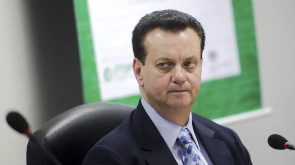 **PT Defende Kassab como Vice de Lula à Presidência: O Que Está em Jogo?** O cenário político brasileiro está em constante evolução, e as articulações para as próximas eleições presidenciais já começaram a tomar forma. Uma das movimentações mais comentadas recentemente é a defesa do **Partido dos Trabalhadores (PT)** para que **Gilberto Kassab**, presidente do **Partido Social Democrático (PSD)**, seja o vice na chapa de **Luiz Inácio Lula da Silva**. Mas o que motiva essa escolha e quais são as implicações dessa estratégia? **Por que o PT quer Kassab como vice de Lula?** Segundo o presidente do PT de São Paulo, **Kiko Celeguim**, a escolha de Kassab como vice é estratégica. Em entrevista à Folha de S. Paulo, Celeguim afirmou que "o PSD é o partido-chave para ganhar a eleição". A presença de Kassab na chapa poderia fortalecer a aliança política e ampliar o alcance do PT em diferentes regiões do Brasil, especialmente em São Paulo, onde o PSD tem uma forte presença. **O que acontece com Geraldo Alckmin?** A proposta de incluir Kassab como vice de Lula implica em uma mudança significativa para **Geraldo Alckmin**, atual vice-presidente. De acordo com Celeguim, Alckmin seria deslocado para uma candidatura ao Senado por São Paulo. Essa movimentação também envolveria **Simone Tebet**, que recentemente trocou o MDB pelo PSB, o mesmo partido de Alckmin, para concorrer a uma vaga no Congresso. **Como o PSD está reagindo a essa proposta?** A defesa de Kassab como vice de Lula ocorre em um contexto de definições internas no PSD. O partido está considerando lançar o governador goiano **Ronaldo Caiado** como uma "terceira via" na disputa presidencial. Essa decisão foi tomada após uma disputa interna com outros governadores do partido, como **Eduardo Leite** do Rio Grande do Sul e **Ratinho Junior** do Paraná. Leite expressou descontentamento com a escolha de Caiado, enquanto Ratinho Junior adotou um tom mais neutro, destacando a competência de Caiado como gestor. **Quais são os desafios para a aliança PT-PSD?** Apesar das intenções do PT, a aliança com o PSD enfrenta desafios. Um dos principais obstáculos é o apoio de Kassab à reeleição do governador paulista **Tarcísio de Freitas**, que é adversário do ex-ministro **Fernando Haddad** (PT) na disputa pelo governo de São Paulo. Essa situação cria um conflito de interesses, já que Haddad é um aliado importante de Lula e seu palanque em São Paulo é crucial para a campanha presidencial. **O que isso significa para a frente ampla que elegeu Lula em 2022?** A defesa de Kassab como vice também expõe fissuras na frente ampla que elegeu Lula em 2022. O presidente nacional do PT, **Edinho Silva**, reconheceu que o partido e o MDB não devem seguir juntos na aliança para as próximas eleições. Essa divisão pode enfraquecer a coalizão que foi fundamental para a vitória de Lula no passado. **Conclusão: Qual é o futuro da chapa de Lula?** A escolha de Kassab como vice de Lula é uma jogada política complexa que envolve negociações delicadas e interesses conflitantes. Enquanto o PT busca fortalecer sua posição para as próximas eleições, a reação do PSD e a dinâmica das alianças políticas serão determinantes para o sucesso dessa estratégia. A política brasileira continua a ser um campo de incertezas, onde cada movimento pode redefinir o cenário eleitoral.