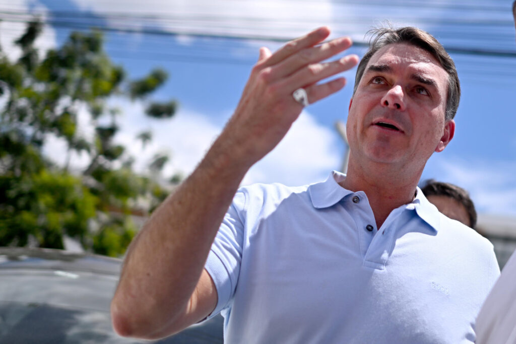 O Partido dos Trabalhadores (**PT**) entrou com um processo judicial contra **Flávio** e **Carlos Bolsonaro** devido à divulgação de vídeos que, segundo os advogados do partido, associam de maneira manipuladora a legenda ao **crime organizado**. A ação judicial alega que os vídeos produzidos e compartilhados pelos filhos do ex-presidente Jair Bolsonaro contêm informações que distorcem a realidade e têm o objetivo de prejudicar a imagem do partido. Segundo a publicação, o PT considera que essas associações são infundadas e têm o potencial de causar danos significativos à reputação da legenda, especialmente em um cenário político já polarizado. De acordo com o site, os advogados do PT argumentam que os vídeos em questão utilizam uma narrativa sensacionalista para criar uma ligação entre o partido e atividades criminosas, sem apresentar provas concretas. Essa estratégia, segundo eles, faz parte de uma campanha de desinformação que visa enfraquecer a confiança do público no partido e influenciar negativamente a opinião pública. O PT destaca que a disseminação de informações falsas ou enganosas é uma prática que não apenas prejudica a legenda, mas também compromete o processo democrático ao distorcer o debate político. O processo movido pelo PT contra Flávio e Carlos Bolsonaro é um exemplo de como as disputas políticas no Brasil frequentemente se estendem para o campo jurídico. Segundo a publicação, o partido busca não apenas a reparação dos danos causados, mas também uma retratação pública por parte dos envolvidos. Este caso reflete a crescente tensão entre diferentes grupos políticos no país e a importância de se manter um discurso baseado em fatos e evidências, especialmente em tempos de eleições. A ação judicial destaca a necessidade de responsabilização por declarações públicas que possam impactar negativamente a sociedade e o sistema político como um todo.