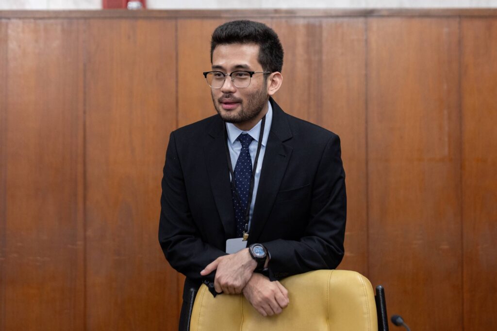 Dirigentes do **Partido dos Trabalhadores (PT)** estão discretamente torcendo pela candidatura de **Kim Kataguiri** ao governo de São Paulo. A estratégia por trás desse apoio é aumentar as chances de um segundo turno nas eleições do maior estado do Brasil, colocando **Fernando Haddad** contra **Tarcísio de Freitas**. Segundo a publicação, a presença de Kataguiri na disputa poderia fragmentar os votos, evitando uma vitória em primeiro turno de Tarcísio de Freitas, que é visto como um forte candidato. A movimentação do PT é uma tentativa de replicar estratégias eleitorais que favorecem a polarização, algo que tem sido uma característica marcante nas eleições brasileiras recentes. Segundo o site, a candidatura de Kim Kataguiri, que é uma figura conhecida e tem um histórico de atuação política expressiva, poderia atrair uma parcela significativa do eleitorado, especialmente entre os mais jovens e aqueles que buscam uma alternativa aos candidatos tradicionais. Isso, por sua vez, poderia diluir a concentração de votos em Tarcísio de Freitas, aumentando as chances de Haddad chegar ao segundo turno. A expectativa é que, com mais candidatos na disputa, o cenário eleitoral se torne mais competitivo e menos previsível. Segundo a publicação, essa estratégia do PT não é inédita e já foi observada em outras eleições, onde a fragmentação do voto foi crucial para levar a decisão para um segundo turno. A presença de Kim Kataguiri na corrida eleitoral pode, portanto, ser um fator decisivo para o desfecho das eleições em São Paulo, um estado que historicamente tem grande influência no cenário político nacional.