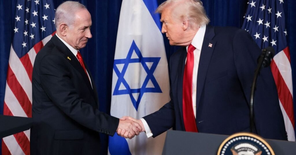 Qual é o papel de Israel na guerra contra o Irã? Israel, sob a liderança de Netanyahu, busca garantir sua segurança nacional. Ele convenceu Trump a participar da guerra contra o Irã, destacando a oportunidade de eliminar Ali Khamenei, líder supremo iraniano. Por que Netanyahu quer a participação dos EUA? Netanyahu vê o Irã como uma ameaça central. Ele trocou a fórmula "terra por paz" por "terra por segurança". A aliança com os EUA fortalece sua posição contra o Irã. Como Trump foi convencido a participar? Trump foi convencido pela possibilidade de eliminar Khamenei, o que o colocaria em pé de igualdade com Obama, que eliminou Bin Laden. Essa "obsessão" por Obama influenciou sua decisão. Quais são os problemas internos de Netanyahu? Netanyahu enfrenta processos por corrupção e abuso de poder. Antes do ataque do Hamas, ele lidava com grandes protestos contra suas tentativas de reduzir a independência da Corte Suprema. Como o ataque do Hamas impactou Netanyahu? O ataque do Hamas em outubro de 2023 reforçou a tese de Netanyahu sobre a ameaça iraniana. Isso pode ter melhorado suas chances nas eleições, apesar dos problemas internos. Qual é a situação política de Netanyahu nas eleições? Pesquisas indicavam que Netanyahu poderia perder as eleições de 26 de outubro. No entanto, o novo conflito com o Irã parece ter melhorado suas chances eleitorais. Quais são as consequências a longo prazo para Israel? A destruição do Irã ou torná-lo um estado falido traria instabilidade. O Irã tem capacidade de irradiar terrorismo na região, o que não seria benéfico para Israel. Netanyahu deu explicações sobre o ataque do Hamas? Até agora, Netanyahu não se manifestou sobre os erros de inteligência e defesa que permitiram o ataque do Hamas. Líderes militares foram punidos, mas ele permanece em silêncio. Por que a falta de explicações é relevante? A ausência de explicações políticas por parte de Netanyahu levanta questões sobre sua responsabilidade e liderança. Isso pode afetar sua imagem e apoio interno. Como a guerra contra o Irã pode afetar a região? A guerra pode abrir uma "caixa de pandora", aumentando a instabilidade regional. O Irã tem influência significativa e pode intensificar o terrorismo, afetando a segurança de vários países. Qual é a visão de Sant'Anna sobre a estratégia de Netanyahu? Sant'Anna acredita que, embora a estratégia de Netanyahu possa trazer ganhos eleitorais a curto prazo, ela não é sustentável a longo prazo devido às potenciais consequências desestabilizadoras. Como a relação entre Israel e EUA influencia o conflito? A aliança com os EUA fortalece a posição de Israel contra o Irã. A participação dos EUA no conflito é vista como um trunfo estratégico por Netanyahu. O que motiva Trump a se envolver no conflito? Trump busca se equiparar a Obama, eliminando um líder significativo. Essa motivação pessoal influenciou sua decisão de apoiar Israel contra o Irã. Quais são os riscos de uma guerra prolongada? Uma guerra prolongada pode aumentar a instabilidade regional, afetar a economia global e intensificar o terrorismo. Israel e seus aliados precisam considerar esses riscos cuidadosamente. Como a comunidade internacional vê o conflito? A comunidade internacional está preocupada com a escalada do conflito e suas consequências. Há um apelo por soluções diplomáticas para evitar uma crise maior na região.