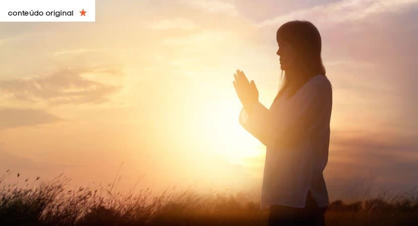 A prática da **gratidão** tem um impacto profundo na vida das pessoas, trazendo consigo uma série de benefícios que vão além do simples ato de agradecer. Quando incorporamos a gratidão em nosso cotidiano, passamos a experimentar uma transformação interna que se reflete em nosso bem-estar e nas oportunidades que surgem em nosso caminho. Pessoas que vivem com gratidão são frequentemente descritas como cheias de **energia positiva**, o que as torna mais propensas a atrair conquistas e felicidade. A gratidão nos ajuda a abrir os olhos e o coração para aspectos da vida que muitas vezes passam despercebidos. Ao reconhecer e valorizar as pequenas coisas, desenvolvemos uma perspectiva mais positiva e humilde. Essa mudança de atitude não apenas melhora nosso estado emocional, mas também nos torna mais receptivos a novas experiências e oportunidades. A prática regular da gratidão pode, portanto, ser vista como um catalisador para grandes vitórias pessoais e profissionais. Além disso, a gratidão tem um efeito poderoso sobre nossa saúde mental. Estudos mostram que pessoas gratas tendem a experimentar níveis mais baixos de estresse e depressão. Isso ocorre porque a gratidão nos encoraja a focar no que temos de bom, em vez de nos concentrarmos no que nos falta. Essa mudança de foco promove um estado mental mais equilibrado e resiliente, permitindo-nos lidar melhor com os desafios da vida. A gratidão também fortalece nossos relacionamentos. Quando expressamos gratidão aos outros, criamos um ambiente de reciprocidade e confiança. As pessoas se sentem valorizadas e, como resultado, estão mais inclinadas a retribuir com gentileza e apoio. Esse ciclo de gratidão e reciprocidade pode levar a relacionamentos mais profundos e significativos, que são fundamentais para nossa felicidade e sucesso. No contexto da **Lei da Atração**, a gratidão desempenha um papel crucial. Acredita-se que, ao expressar gratidão, emitimos uma frequência vibracional positiva que atrai mais do mesmo para nossas vidas. Em outras palavras, quanto mais agradecemos, mais coisas boas atraímos. Essa ideia sugere que a gratidão não é apenas uma resposta a eventos positivos, mas também um meio de criar uma realidade mais abundante. Para incorporar a gratidão em sua vida, é útil estabelecer práticas diárias. Isso pode incluir manter um diário de gratidão, onde você anota coisas pelas quais é grato a cada dia, ou simplesmente reservar um momento para refletir sobre as bênçãos em sua vida. Essas práticas ajudam a cultivar uma mentalidade de gratidão, que pode transformar sua perspectiva e abrir portas para novas oportunidades. Em resumo, a gratidão é uma força poderosa que pode transformar nossas vidas de maneiras profundas e significativas. Ao adotar uma atitude de gratidão, não apenas melhoramos nosso bem-estar emocional e físico, mas também criamos um ambiente propício para o crescimento pessoal e a realização de nossos objetivos. Portanto, quanto mais você agradece, mais coisas boas lhe acontecem, tornando a gratidão uma prática essencial para uma vida plena e satisfatória.