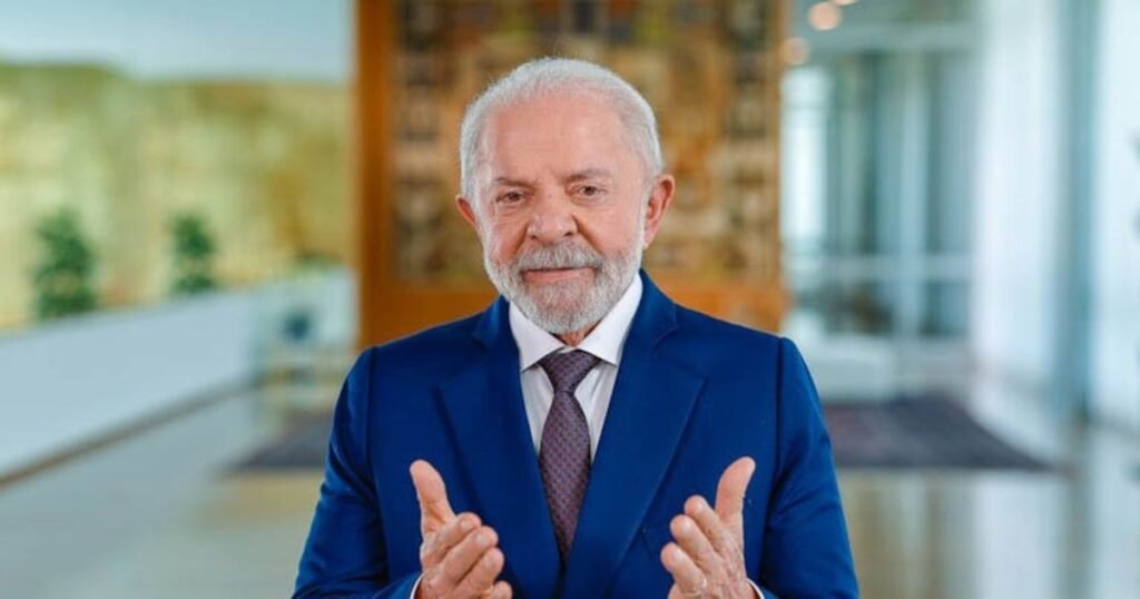 No programa ‘Não vou passar raiva sozinha’, a apresentadora conhecida como **Duquesa de Tax** elaborou uma lista detalhada das mudanças na carga tributária promovidas pelo governo Lula nos últimos três anos. Segundo a publicação, essas alterações incluem tanto a elevação de impostos existentes quanto a criação de novos tributos, impactando diversos setores da economia. A análise da Duquesa de Tax destaca como essas medidas têm influenciado a arrecadação do governo e a vida dos contribuintes, gerando debates sobre a política fiscal adotada pela atual gestão. De acordo com o site, uma das principais mudanças foi o aumento do **Imposto sobre Produtos Industrializados (IPI)**, que afetou diretamente a indústria e o preço final dos produtos para os consumidores. Além disso, houve a criação de um novo imposto sobre transações financeiras, que, segundo a publicação, visa aumentar a receita do governo, mas tem gerado críticas por parte de empresários e economistas. A Duquesa de Tax também mencionou a elevação das alíquotas do **Imposto de Renda** para determinadas faixas de renda, o que, segundo ela, tem gerado um impacto significativo na classe média. Por fim, a lista apresentada no programa destaca a implementação de um novo tributo sobre serviços digitais, que, segundo a publicação, busca adaptar a legislação tributária às novas realidades econômicas e tecnológicas. No entanto, essa medida tem sido alvo de controvérsia, especialmente entre empresas de tecnologia, que argumentam que o imposto pode inibir a inovação e o crescimento do setor. A Duquesa de Tax conclui que, embora essas mudanças tenham como objetivo aumentar a arrecadação e equilibrar as contas públicas, elas também levantam questões sobre a justiça e a eficiência do sistema tributário brasileiro.