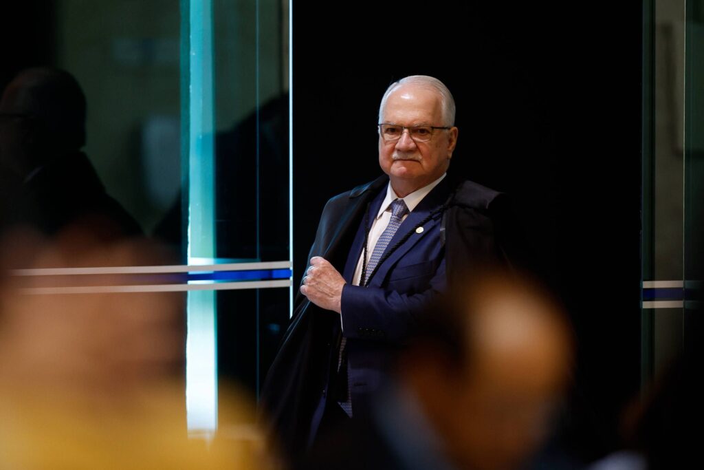 O **Supremo Tribunal Federal (STF)** do Brasil, composto por 11 ministros, enfrenta atualmente um dos momentos mais críticos de sua história, sendo comparado desfavoravelmente a outras cortes ao redor do mundo. Segundo a publicação, a situação é tão grave que remete à famosa analogia do juiz Oliver Wendell Holmes, que descrevia a **Corte Suprema dos Estados Unidos** como "nove escorpiões dentro de uma garrafa". Essa metáfora ilustra a tensão e os conflitos internos que podem surgir em um tribunal de alta importância, onde decisões impactantes são tomadas. No caso do STF, a crítica se intensifica com a percepção de que o tribunal está bloqueando códigos e decisões que poderiam ser fundamentais para o avanço jurídico e social do país. De acordo com a análise apresentada, o bloqueio de códigos no STF não apenas impede o progresso de decisões judiciais, mas também alimenta a reputação negativa da instituição. A crítica se baseia na ideia de que, ao obstruir certas deliberações, o tribunal estaria falhando em sua missão de garantir justiça e equidade. Essa percepção é agravada pela falta de consenso entre os ministros, que muitas vezes se veem em desacordo sobre questões cruciais. Esse cenário de discordância interna e bloqueio de decisões contribui para a imagem de um tribunal ineficaz e desorganizado, reforçando a ideia de que o STF está em um de seus piores momentos. A situação atual do STF, conforme destacado pela fonte, levanta preocupações sobre a eficácia e a credibilidade do sistema judiciário brasileiro. A incapacidade de avançar em decisões importantes pode ter consequências significativas para a sociedade, afetando desde a confiança pública até a implementação de políticas essenciais. Além disso, a percepção de um tribunal dividido e ineficaz pode minar a autoridade do STF, comprometendo sua capacidade de atuar como um pilar da democracia. Assim, a necessidade de reformas e de uma maior coesão entre os ministros se torna evidente para que o STF possa superar essa fase crítica e restaurar sua reputação como uma instituição respeitada e funcional.