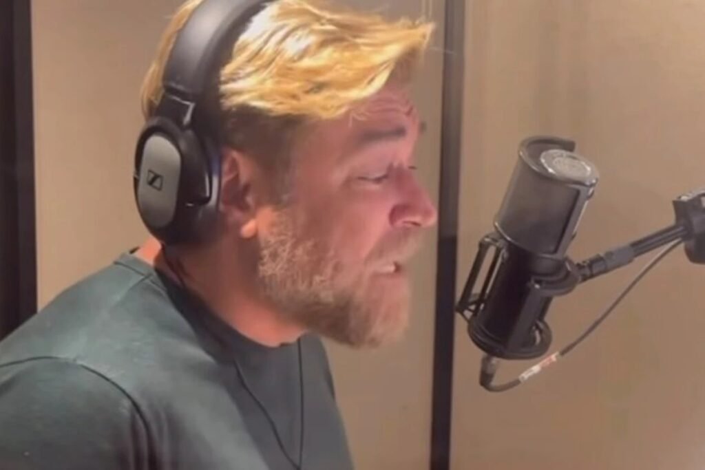 Quem é Clécio Souto e por que ele está no hospital? Clécio Souto é um ator e dublador conhecido por dar voz a personagens icônicos como Capitão América e Castiel. Ele foi levado ao hospital após publicar uma mensagem de despedida nas redes sociais, expressando tristeza e dificuldades pessoais. O que Clécio Souto revelou em sua mensagem de despedida? Em sua mensagem, Clécio desabafou sobre solidão, tristeza e dificuldades financeiras. Ele mencionou sentir que nunca foi feliz e que estava cansado de tentar, deixando fãs preocupados com seu bem-estar. Quais personagens famosos Clécio Souto já dublou? Clécio deu voz a personagens como Capitão América, Castiel em Supernatural, Thomas Shelby em Peaky Blinders e Tentomon em Digimon. Ele também trabalhou em animações como O Espanta Tubarões, interpretando Lenny. Como a carreira de Clécio Souto foi celebrada recentemente? Em agosto de 2024, Clécio celebrou 33 anos de carreira na dublagem, agradecendo a todos que o apoiaram. Ele destacou personagens que marcaram sua trajetória e expressou gratidão pelas oportunidades recebidas. Qual é o estado de saúde atual de Clécio Souto? Até o momento, não há informações sobre o estado de saúde de Clécio Souto após sua internação. A mensagem de despedida gerou preocupação entre fãs e amigos, mas detalhes sobre sua condição ainda não foram divulgados.