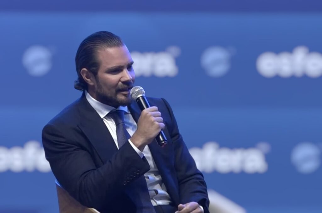 **Quem é Daniel Vorcaro e por que sua delação preocupa o STF?** Essa é uma questão que tem gerado grande interesse e preocupação nos círculos jurídicos e políticos do Brasil. Daniel Vorcaro, um **ex-banqueiro**, está no centro de uma investigação que pode ter implicações significativas para o sistema judiciário brasileiro. Segundo a publicação da Gazeta do Povo, Vorcaro está envolvido em um processo de pré-delação com a **Polícia Federal**. Mas o que isso significa exatamente? A pré-delação é uma fase preliminar em que o investigado, neste caso Vorcaro, presta depoimentos iniciais sob sigilo após assinar um termo de confidencialidade. Durante essa etapa, a **Polícia Federal** e a **Procuradoria-Geral da República (PGR)** avaliam se as informações e provas apresentadas são inéditas, relevantes e verídicas. Somente após essa avaliação é que um acordo definitivo de delação premiada pode ser fechado. Mas por que a delação de Vorcaro é tão preocupante? A preocupação principal reside no fato de que Vorcaro, investigado por fraudes no **Banco Master**, sinaliza que não poupará ninguém em suas revelações, incluindo autoridades do Judiciário. A orientação dos advogados de Vorcaro é que a colaboração seja ampla e sem restrições. Isso significa que ele está disposto a entregar nomes e provas que envolvam figuras dos três poderes da República. Quanto maior o alcance das revelações e a importância dos envolvidos citados, maiores serão as chances de Vorcaro obter benefícios significativos, como a diminuição de sua condenação. Mas qual é o impacto potencial de uma delação que atinja ministros do **Supremo Tribunal Federal (STF)**? O impacto institucional pode ser profundo. Segundo a publicação, há uma preocupação com a necessidade de provas muito robustas para evitar que as acusações sejam vistas apenas como ataques sem base. Além disso, o processo é sensível porque, historicamente, não há precedentes de ministros da Corte investigando seus próprios colegas a partir de delações desse tipo. Vorcaro é alvo da **Operação Compliance Zero**, que apura um esquema de fraudes financeiras e irregularidades envolvendo o agora liquidado **Banco Master**. A **Polícia Federal** busca aprofundar as conexões desse esquema com agentes públicos e entender como as articulações políticas e jurídicas facilitavam as atividades ilegais da instituição. A eficiência do acordo de delação depende de uma combinação de fatores: o aval da PF, da PGR e do próprio STF, somado à capacidade de Vorcaro apresentar provas concretas e rastreáveis. Por que é necessário que as informações de Vorcaro sejam confirmadas por documentos? Pela lei brasileira, apenas o relato do delator não é suficiente para condenar alguém. É obrigatório que as informações sejam confirmadas por documentos, transferências bancárias ou outras evidências físicas. Isso garante que as acusações tenham uma base sólida e não sejam apenas alegações infundadas. Em resumo, a delação de Daniel Vorcaro tem o potencial de causar um grande impacto no cenário político e jurídico do Brasil. As revelações podem atingir figuras de alto escalão e, por isso, a necessidade de provas robustas é crucial. O desenrolar desse processo será acompanhado de perto por todos os interessados na manutenção da justiça e da transparência no país.