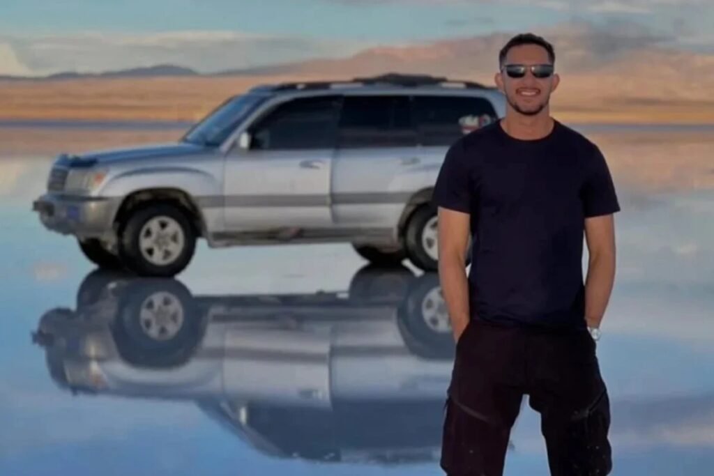 Quem era Jefferson Alves Pinto? Jefferson Alves Pinto era um estudante de medicina de 23 anos, natural de Rondônia, que se mudou para Brasiléia para estudar na Bolívia. O que aconteceu com Jefferson? Ele começou a sentir fortes dores de cabeça e, após procurar atendimento médico, seu estado piorou, levando à sua morte. Como foi o atendimento médico recebido? Jefferson foi atendido duas vezes no Hospital Regional do Alto Acre, medicado e mantido em observação, mas seu estado piorou enquanto aguardava atendimento. Quais foram as reações dos familiares e amigos? A morte inesperada gerou comoção e levou familiares e amigos a buscarem respostas sobre o atendimento recebido. O que a família de Jefferson está fazendo? A família registrou uma ocorrência policial e solicitou um exame de autópsia para esclarecer a causa da morte. Qual foi a resposta das autoridades de saúde? A Secretaria de Saúde do Acre informou que abriu uma apuração interna para investigar as circunstâncias do caso. Por que o caso gerou tanta repercussão? A morte de um jovem estudante de medicina em circunstâncias questionáveis levantou preocupações sobre a qualidade do atendimento médico na região. O que pode ser feito para evitar casos semelhantes? Investigações e melhorias nos protocolos de atendimento podem ajudar a prevenir tragédias semelhantes no futuro.