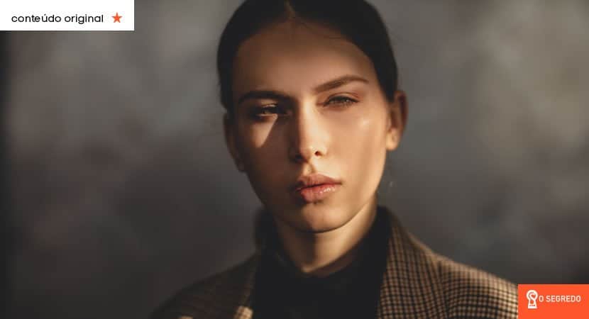 A **humilhação** de outras pessoas como forma de demonstrar **poder** é um comportamento que, em última análise, revela a verdadeira **mediocridade** de quem o pratica. Indivíduos que recorrem a essa prática podem ter abundância de recursos financeiros e aparentar sorte em suas vidas, mas suas ações revelam uma incapacidade de promover o bem e uma inclinação para disseminar o mal. Essa atitude não só prejudica aqueles que são alvo de humilhação, mas também reflete negativamente sobre o caráter de quem a perpetra. A busca por poder através da **humilhação** é uma tentativa de mascarar inseguranças pessoais. Pessoas que se sentem ameaçadas ou insuficientes podem recorrer a esse comportamento como uma forma de reafirmar sua posição social ou profissional. No entanto, ao fazer isso, elas apenas destacam sua própria **mediocridade**. Em vez de construir relacionamentos baseados em respeito e empatia, elas optam por criar um ambiente de medo e submissão. A verdadeira **força** e **liderança** não se manifestam através da opressão, mas sim através da capacidade de inspirar e elevar os outros. Líderes eficazes são aqueles que reconhecem o valor de cada indivíduo e promovem um ambiente de colaboração e respeito mútuo. Eles entendem que o poder genuíno vem da habilidade de unir pessoas em torno de um objetivo comum, não de dividi-las através da humilhação. Além disso, a prática de humilhar os outros pode ter consequências duradouras tanto para o agressor quanto para a vítima. Para a vítima, a experiência pode resultar em danos emocionais e psicológicos significativos, afetando sua autoestima e confiança. Para o agressor, a reputação pode ser irremediavelmente danificada, levando a um isolamento social e profissional. A longo prazo, aqueles que escolhem humilhar os outros podem descobrir que seu círculo de influência diminui à medida que as pessoas se afastam de sua negatividade. É importante reconhecer que a **mediocridade** não está relacionada à falta de recursos materiais ou sorte, mas sim à ausência de valores como empatia, respeito e integridade. Pessoas verdadeiramente bem-sucedidas são aquelas que usam suas habilidades e recursos para promover o bem-estar dos outros, criando um legado positivo e duradouro. Elas entendem que o verdadeiro poder reside na capacidade de fazer a diferença na vida das pessoas de maneira positiva. Portanto, ao encontrar indivíduos que optam por humilhar os outros para demonstrar poder, é essencial lembrar que suas ações são um reflexo de suas próprias limitações e inseguranças. Em vez de se deixar afetar por suas tentativas de opressão, é mais produtivo focar em desenvolver um ambiente de apoio e respeito, onde todos possam prosperar. Ao fazer isso, não só se combate a **mediocridade**, mas também se promove uma cultura de **positividade** e **crescimento**.