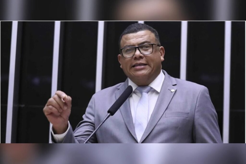 **Quem é o deputado federal envolvido em barraco com garota de programa?** Na noite de quarta-feira, 25 de março, um incidente envolvendo o deputado federal **Luciano Alves** (PSD-PR) chamou a atenção no Lago Sul, uma área nobre de Brasília. O episódio, que rapidamente ganhou destaque na mídia, envolveu uma confusão com uma garota de programa. Mas quem é Luciano Alves e o que realmente aconteceu naquela noite? **Qual foi o motivo da confusão?** Segundo a publicação do Metrópoles, o desentendimento começou devido a um desacordo sobre o valor de um programa. A garota de programa teria solicitado cerca de R$ 1 mil, valor que o parlamentar não concordou em pagar. A situação rapidamente escalou para uma troca de ofensas, culminando em empurrões e agressões físicas. **Quem é Luciano Alves?** Luciano Alves dos Santos nasceu no Paraná em 8 de janeiro de 1973. Filiado ao **Partido Social Democrático (PSD)**, ele foi eleito deputado federal nas eleições de 2022 e assumiu seu mandato na Câmara dos Deputados em 2023. Na Câmara, ele participa de comissões que tratam de comunicação, integração nacional e defesa dos direitos da pessoa idosa. **Como a situação se desenvolveu?** De acordo com testemunhas, durante a discussão, o deputado teria agido com agressividade, chegando a dar tapas na mulher. A situação se agravou com a participação da assessora de Luciano Alves, que, segundo relatos, jogou um copo de cerveja na vítima e a ofendeu verbalmente. Durante o desentendimento, o deputado teria dito: “Eu não posso bater em mulher, mas é mulher com mulher aí”, enquanto sua assessora questionava: “Luciano, você vai perder tempo com puta? De buceta laceada?”. **Qual foi a reação das autoridades?** A **Polícia Militar do Distrito Federal** foi acionada para intervir na situação. A vítima manifestou interesse em representar criminalmente pelo crime de injúria, o que levou as equipes policiais a conduzirem todos os envolvidos à 5ª Delegacia de Polícia, localizada na Área Central de Brasília. **O que dizem as testemunhas?** Testemunhas e funcionários do local confirmaram a existência do atrito verbal e o teor das ofensas proferidas pelo deputado e sua assessora. A confusão, que começou durante um jantar, envolveu ofensas e xingamentos direcionados à mulher e seus acompanhantes. **Qual é o impacto desse episódio na carreira de Luciano Alves?** Embora ainda seja cedo para determinar o impacto total desse incidente na carreira política de Luciano Alves, situações como essa podem afetar a imagem pública de um parlamentar, especialmente quando envolvem acusações de agressão e injúria. A repercussão do caso pode influenciar a percepção dos eleitores e a atuação do deputado em suas funções legislativas. **Conclusão** O episódio envolvendo o deputado federal Luciano Alves e a garota de programa levanta questões sobre comportamento ético e responsabilidade pública. A situação, que começou com um desacordo financeiro, rapidamente se transformou em um caso de agressão e injúria, destacando a importância de uma conduta adequada por parte de representantes eleitos. O desenrolar das investigações e possíveis consequências legais serão acompanhados de perto pela sociedade e pela mídia.