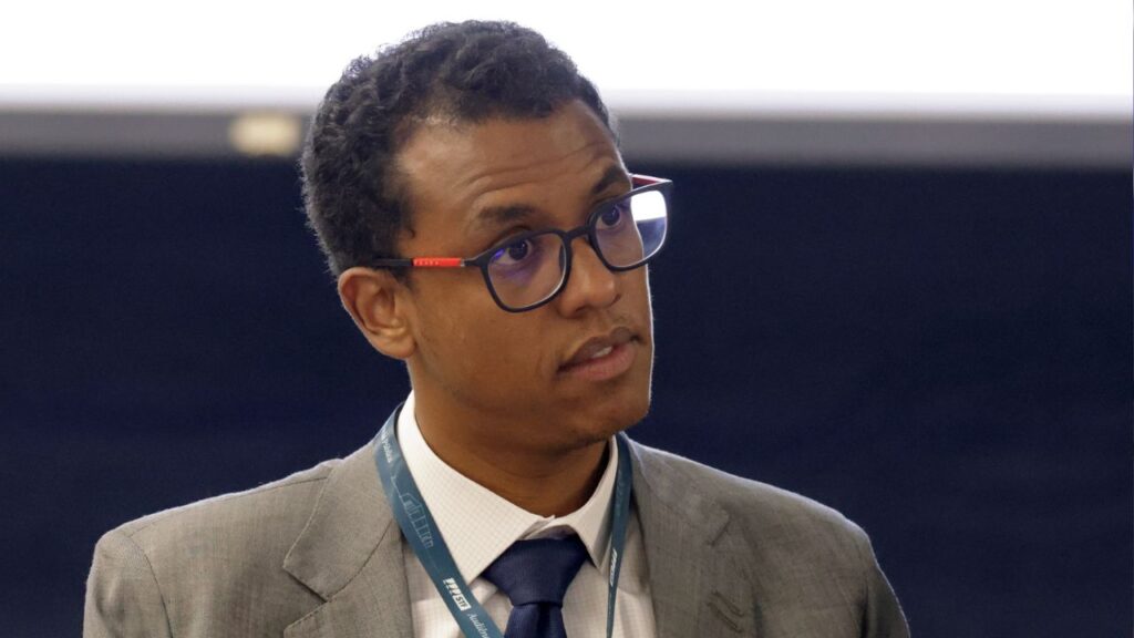 Nauê Bernardo, recentemente indicado por Lula ao Tribunal Superior Eleitoral (**TSE**), é o novo ministro que estará à frente das decisões sobre a **propaganda eleitoral** no Brasil. Conhecido por suas posições progressistas, Bernardo tem sido descrito como "anti-Bolsonaro", o que sugere que suas decisões podem contrastar com as políticas e práticas defendidas pelo ex-presidente Jair Bolsonaro. Segundo a publicação, sua nomeação é vista como um movimento estratégico para influenciar o cenário eleitoral, especialmente no que diz respeito ao que pode ou não ser veiculado durante as campanhas. O histórico de Nauê Bernardo é marcado por uma atuação consistente em defesa de pautas progressistas. De acordo com o site, ele tem se destacado por sua postura firme em relação a temas como direitos humanos, igualdade de gênero e liberdade de expressão. Essa trajetória sugere que suas decisões no TSE poderão refletir esses valores, impactando diretamente o conteúdo das propagandas eleitorais. A expectativa é que ele adote critérios rigorosos para garantir que as campanhas respeitem princípios democráticos e não disseminem informações falsas ou discursos de ódio. A indicação de Bernardo ao TSE por Lula também é vista como parte de uma estratégia política mais ampla. Segundo a publicação, ao escolher um ministro com um perfil progressista, o governo busca assegurar que o processo eleitoral seja conduzido de maneira justa e transparente, minimizando a influência de narrativas extremistas. Essa nomeação pode ser interpretada como um esforço para fortalecer a confiança nas instituições democráticas e garantir que as eleições ocorram de forma equilibrada, respeitando a diversidade de opiniões e assegurando que todos os candidatos tenham condições iguais de participação.