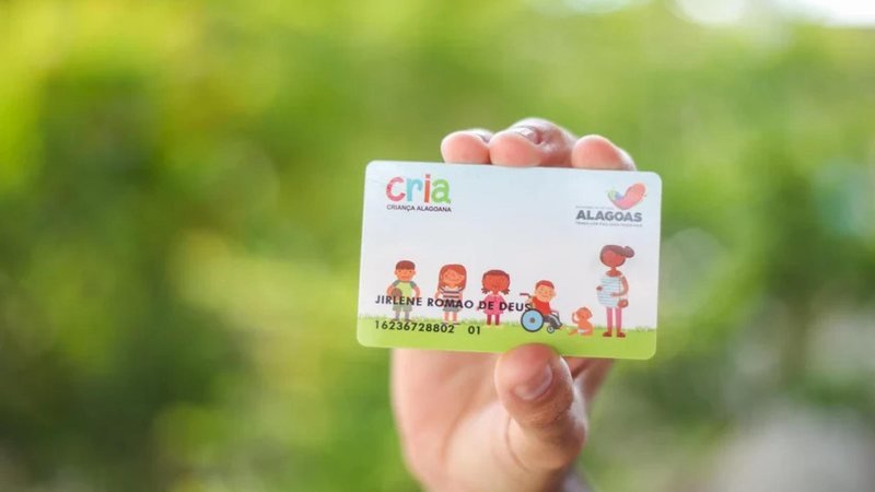 **Quem pode receber o Cartão CRIA?** Essa é uma das principais dúvidas que chegam à Secretaria de Estado da Primeira Infância (Secria) em Alagoas. O **Cartão CRIA** é o maior programa de transferência de renda do estado, beneficiando mais de 128 mil pessoas, com foco em gestantes e responsáveis por crianças até 6 anos em situação de vulnerabilidade social. Mas quem exatamente tem direito a esse benefício e como ele pode ser acessado? Para começar, **quem tem direito ao Cartão CRIA?** Segundo a publicação, o programa é destinado a gestantes e responsáveis por crianças de até 6 anos que estejam em situação de vulnerabilidade social. Além disso, crianças com síndrome congênita do zika vírus também são contempladas. É fundamental que essas famílias estejam inscritas e com os dados atualizados no **Cadastro Único (CadÚnico)**, uma base de dados do governo federal que identifica famílias de baixa renda no Brasil. **Como acessar o benefício?** Para solicitar o Cartão CRIA, a família deve primeiro garantir que está inscrita no CadÚnico. Com o cadastro atualizado, o próximo passo é procurar o **Centro de Referência da Assistência Social (CRAS)** do município. No CRAS, é necessário apresentar documentos como RG, CPF, comprovante de residência, certidão de nascimento ou RG da criança, e a carteira de vacinação da gestante ou da criança. Após a aprovação, o benefício começa a ser pago mensalmente à gestante ou à pessoa responsável pela criança. **Qual é o valor do benefício?** Cada beneficiária recebe R$ 150 mensalmente. No caso de mães de gêmeos, o valor é dobrado para R$ 300. Em 2023, foi introduzida uma 13ª parcela, ampliando o suporte financeiro às famílias atendidas. Essa iniciativa visa garantir apoio à alimentação e ao desenvolvimento infantil, impactando diretamente famílias em situação de pobreza e extrema pobreza. **Quais são as condicionalidades para manter o benefício?** Para continuar recebendo o Cartão CRIA, as famílias devem cumprir algumas condicionalidades, como o acompanhamento de saúde e a atualização cadastral. Isso garante que o programa continue beneficiando aqueles que realmente necessitam. **Por que o Cartão CRIA é importante?** De acordo com a secretária de Estado da Primeira Infância, Caroline Leite, investir na primeira infância e em programas de transferência de renda é uma estratégia essencial para enfrentar as desigualdades sociais. Ela destaca que o Cartão CRIA não é apenas um auxílio financeiro, mas também uma forma de promover dignidade, segurança alimentar e oportunidades para as famílias atendidas. "Quando a gente cuida da primeira infância, a gente muda o presente e transforma o futuro dessas famílias", afirma. **Qual é o impacto do Cartão CRIA em Alagoas?** O programa se consolidou como o maior de transferência de renda da história do estado e um dos maiores do país voltados à primeira infância. Ele é desenvolvido em parceria com a Secretaria de Estado da Assistência e Desenvolvimento Social (Seades) e tem como foco o desenvolvimento infantil e o bem-estar materno. Em resumo, o **Cartão CRIA** é uma política pública essencial para o combate à pobreza e à desigualdade social em Alagoas, oferecendo suporte financeiro e promovendo o desenvolvimento infantil. Para ter acesso ao benefício, é crucial estar inscrito no CadÚnico e seguir os passos necessários no CRAS. Com isso, o programa não apenas apoia financeiramente, mas também transforma o futuro das famílias atendidas.