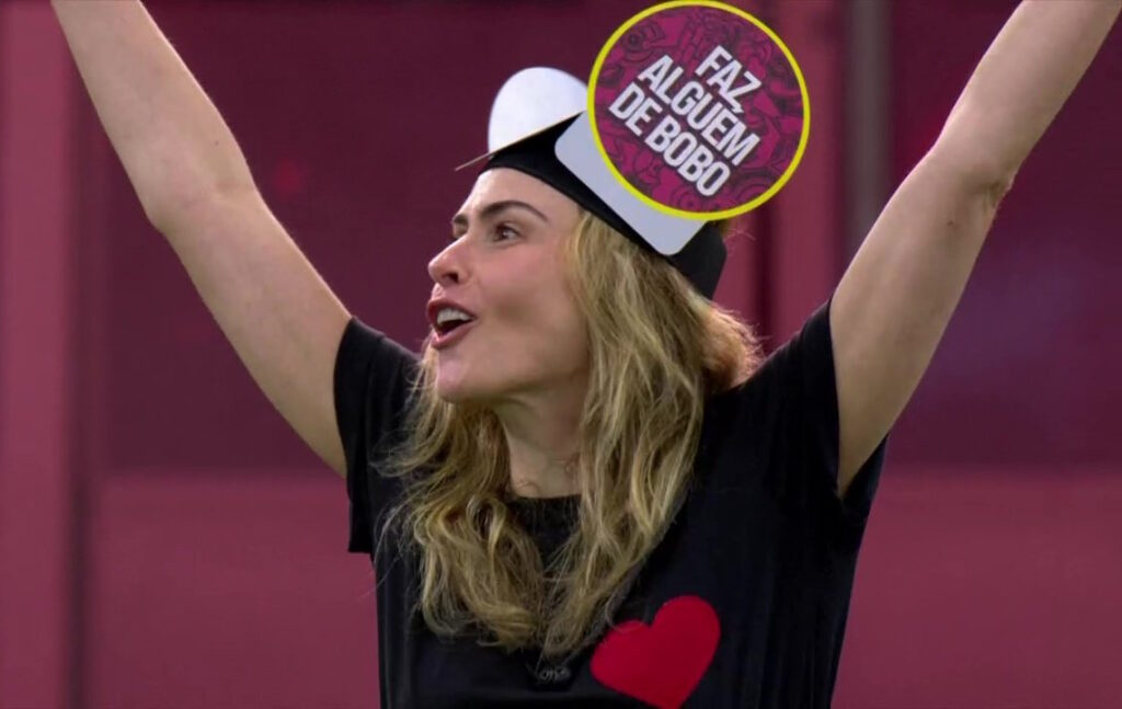 **Ana Paula Renault**, conhecida como a "Rainha" do Sincerão, tornou-se a participante mais seguida do **Big Brother Brasil 26** no Instagram. Na noite de segunda-feira, 16 de março, durante a dinâmica do Sincerão, Ana Paula recebeu o título de rainha, concedido pela antagonista **Jordana Morais**. Esse reconhecimento impulsionou sua popularidade nas redes sociais, permitindo que ela superasse **Juliano Floss** em número de seguidores. A jornalista celebrou seu feito de maneira irreverente, afirmando: "Eu sou a rainha do jogoooo!", conforme relatado pela publicação. A dinâmica do Sincerão, que ocorre dentro do reality show, é conhecida por promover confrontos diretos entre os participantes, onde eles expressam suas opiniões sem filtros. Segundo o site Pipoca Moderna, Ana Paula utilizou essa oportunidade para provocar o grupo rival, o que resultou em um aumento significativo de sua base de seguidores. Sua estratégia de comunicação direta e sem rodeios parece ter conquistado o público, que se identifica com sua postura autêntica e destemida. Essa abordagem não apenas a destacou no programa, mas também a consolidou como uma figura influente nas redes sociais. O impacto de Ana Paula Renault no **BBB 26** reflete a importância das redes sociais na construção de uma imagem pública durante o programa. A capacidade de engajar o público e aumentar o número de seguidores pode influenciar diretamente o desempenho dos participantes no jogo. A coroação de Ana Paula como a "Rainha" do Sincerão e seu consequente crescimento no Instagram ilustram como a dinâmica do reality show e a interação com o público externo são fundamentais para o sucesso dos confinados. Segundo a publicação, essa combinação de fatores fez com que Ana Paula se destacasse como uma das figuras mais influentes da edição atual do programa.