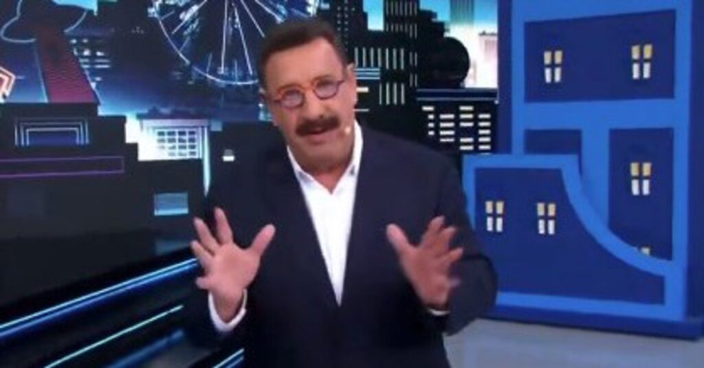 O apresentador **Ratinho** manifestou-se recentemente sobre as críticas recebidas após suas declarações envolvendo a vereadora **Erika Hilton**. Ele afirmou que tais críticas contribuem para o que chamou de "lacração", um termo frequentemente utilizado para descrever ações ou discursos que buscam aprovação social ou política, especialmente nas redes sociais. Ratinho, conhecido por seu estilo direto e polêmico, garantiu que não pretende alterar sua forma de se expressar na televisão, mesmo diante das reações negativas. Segundo a publicação do Congresso em Foco, o apresentador destacou que manterá sua postura, reforçando seu compromisso com a autenticidade e a franqueza, características que considera essenciais para seu trabalho. O caso envolvendo Erika Hilton, uma figura proeminente na política e ativismo social, gerou um debate acalorado sobre os limites da liberdade de expressão e o respeito às diferenças. Segundo o site, as declarações de Ratinho foram vistas por muitos como desrespeitosas, o que levou a uma onda de críticas nas redes sociais. No entanto, o apresentador argumenta que a reação faz parte de um movimento maior de "lacração", onde as pessoas buscam se posicionar moralmente superiores ao criticar publicamente figuras conhecidas. Ele acredita que essa dinâmica é prejudicial ao debate aberto e honesto, pois desencoraja opiniões divergentes e promove uma cultura de cancelamento. Apesar das controvérsias, Ratinho permanece firme em sua decisão de não mudar seu estilo. Ele defende que sua abordagem direta é uma marca registrada de sua carreira e que ceder às pressões externas comprometeria sua integridade profissional. Segundo a publicação, o apresentador enfatiza que a televisão deve ser um espaço para diferentes perspectivas e que a diversidade de opiniões é fundamental para um diálogo saudável. Ratinho conclui que, embora as críticas sejam inevitáveis, elas não devem ditar o conteúdo ou a forma como os comunicadores se expressam, reafirmando seu compromisso com a liberdade de expressão e a pluralidade de ideias.