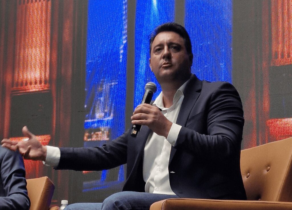 O cenário político no **Paraná** sofreu uma reviravolta significativa com a decisão de **Ratinho Junior** de desistir de disputar as eleições. Essa mudança estratégica ocorreu em meio a um contexto de fragilidade nas disputas políticas do estado. Mas o que levou Ratinho a tomar essa decisão? E quais são as implicações para o futuro político do Paraná? A decisão de Ratinho Junior está diretamente ligada ao apoio de **Flávio Bolsonaro** a **Sergio Moro** para o governo paranaense. Esse apoio inesperado alterou o equilíbrio de poder no estado, colocando em risco a capacidade de Ratinho de fazer um sucessor ou de eleger alguém para o Senado. Mas por que o apoio de Flávio Bolsonaro a Moro é tão impactante? Flávio Bolsonaro, filho do ex-presidente Jair Bolsonaro, possui uma influência significativa entre os eleitores conservadores, um grupo demográfico crucial no Paraná. O apoio a Sergio Moro, uma figura de destaque nacional devido ao seu papel na Operação Lava Jato, fortalece a candidatura de Moro, tornando-o um adversário formidável. Como isso afeta as chances de Ratinho Junior? Com a entrada de Moro na disputa, Ratinho enfrenta um cenário político mais competitivo. A popularidade de Moro e o apoio de Flávio Bolsonaro criam um desafio adicional para Ratinho, que agora precisa reavaliar suas estratégias políticas. A desistência de Ratinho pode ser vista como uma tentativa de evitar uma derrota eleitoral que poderia comprometer sua influência política futura. Mas quais são as consequências dessa decisão para o cenário político do Paraná? A desistência de Ratinho Junior abre espaço para novas alianças e rearranjos políticos no estado. Sem a presença de Ratinho na disputa, outros candidatos podem emergir, buscando capitalizar o vácuo deixado por sua saída. Isso pode levar a uma fragmentação do eleitorado, com diferentes grupos buscando consolidar seu poder. Como isso impacta o eleitorado paranaense? Os eleitores do Paraná agora enfrentam um cenário político em transformação. Com a saída de Ratinho, eles têm a oportunidade de reconsiderar suas opções e avaliar novos candidatos. A presença de Sergio Moro, com o apoio de Flávio Bolsonaro, oferece uma alternativa que pode atrair tanto eleitores conservadores quanto aqueles que buscam uma mudança na liderança estadual. Mas quais são os desafios para Moro e outros candidatos? Apesar do apoio significativo, Sergio Moro enfrenta o desafio de consolidar sua base de apoio e expandir seu apelo além dos eleitores conservadores. Ele precisará abordar questões locais e apresentar propostas concretas para o desenvolvimento do Paraná. Outros candidatos também terão a oportunidade de se destacar, apresentando suas visões para o futuro do estado. Como isso molda o futuro político do Paraná? O futuro político do Paraná está em um ponto de inflexão. A decisão de Ratinho Junior de se retirar da disputa cria um novo campo de possibilidades para candidatos e eleitores. As alianças políticas, o apoio de figuras influentes e a capacidade de abordar questões locais serão cruciais para determinar quem emergirá como líder no estado. O cenário está definido para uma eleição altamente competitiva, onde cada movimento estratégico pode ter implicações duradouras para o Paraná.