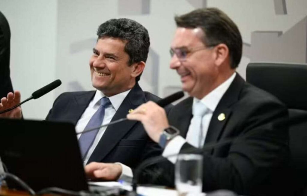 O pré-candidato à Presidência, **Flávio Bolsonaro**, do Partido Liberal (PL), recentemente buscou uma aliança estratégica com o governador do Paraná, **Ratinho Jr.** Segundo a publicação do Jornal da Cidade Online, Flávio convidou Ratinho para ser seu vice na chapa presidencial, uma proposta que poderia ter um impacto significativo no cenário político nacional. No entanto, Ratinho Jr. optou por não aceitar o convite, uma decisão que pode ter consequências importantes para ambos os políticos e para o eleitorado paranaense. A recusa de Ratinho Jr. em se aliar a Flávio Bolsonaro pode ser vista como um movimento estratégico, considerando o contexto político atual. Segundo o site, essa decisão pode ser interpretada como uma tentativa de Ratinho de manter sua base eleitoral no Paraná, evitando associações que possam ser vistas como polarizadoras. O Paraná é um estado com um eleitorado diversificado, e a aliança com Flávio poderia alienar parte dos eleitores que não se identificam com a plataforma do PL. Além disso, Ratinho Jr. pode estar considerando suas próprias ambições políticas futuras, optando por não se comprometer com uma chapa que poderia limitar suas opções no cenário nacional. Por outro lado, a rejeição de Ratinho Jr. ao convite de Flávio Bolsonaro pode ter repercussões catastróficas, conforme sugerido pela publicação. A falta de apoio de um governador influente como Ratinho pode enfraquecer a campanha de Flávio no sul do Brasil, uma região crucial para qualquer candidato presidencial. Sem essa aliança, Flávio pode enfrentar dificuldades para consolidar uma base sólida de apoio no Paraná, o que poderia impactar negativamente suas chances nas eleições. Assim, a decisão de Ratinho Jr. não apenas molda o cenário político local, mas também pode influenciar o equilíbrio de poder nas eleições presidenciais, destacando a complexidade e a importância das alianças políticas no Brasil.