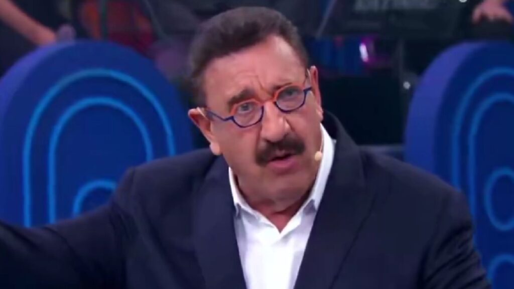 O apresentador **Ratinho** fez duras críticas ao ator **Wagner Moura** em um episódio recente, pedindo que ele "cale a boca" em relação a suas declarações sobre o ex-presidente **Jair Bolsonaro**. Segundo a publicação do Poder360, Ratinho expressou seu descontentamento com as falas de Moura, que frequentemente se posiciona contra Bolsonaro e suas políticas. O apresentador, conhecido por suas opiniões contundentes, sugeriu que o ator deveria "esquecer a política" e focar em sua carreira artística. Essa declaração gerou repercussão nas redes sociais, dividindo opiniões entre os que apoiam a postura de Ratinho e aqueles que defendem o direito de Moura de expressar suas opiniões políticas. A crítica de Ratinho a Wagner Moura não é um caso isolado, mas parte de um cenário mais amplo de polarização política no Brasil. Moura, que ganhou notoriedade por seu papel em "Tropa de Elite", tem sido uma voz ativa contra o governo Bolsonaro, participando de manifestações e usando sua plataforma para criticar políticas que considera prejudiciais. Segundo o site Poder360, essa postura tem atraído tanto apoio quanto críticas, refletindo a divisão política que permeia o país. Ratinho, por sua vez, tem se posicionado de forma mais favorável ao ex-presidente, o que explica em parte sua reação às declarações do ator. O embate entre Ratinho e Wagner Moura ilustra a tensão entre figuras públicas que se manifestam politicamente no Brasil. Enquanto Moura utiliza sua influência para advogar por mudanças e criticar o governo, Ratinho representa uma parcela da população que prefere que artistas se mantenham afastados de discussões políticas. Segundo a publicação, essa divergência de opiniões é um reflexo da complexidade do cenário político atual, onde a liberdade de expressão e o papel das celebridades na política são temas de debate constante. A situação destaca a importância do diálogo e do respeito às diferentes perspectivas em uma sociedade democrática.