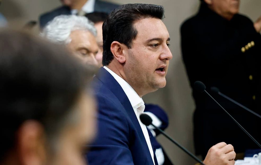 **Ratinho Júnior**, atual governador do Paraná, está se preparando para lançar sua candidatura à presidência da República. Este movimento político tem gerado grande expectativa e especulação, especialmente em relação à escolha de seu **candidato a vice-presidente**. A decisão sobre quem ocupará essa posição crucial ainda está em aberto, e é um dos principais pontos de discussão nos bastidores políticos. A escolha do vice é uma etapa fundamental em qualquer campanha presidencial. Mas por que isso é tão importante? O vice-presidente não apenas substitui o presidente em caso de ausência ou impedimento, mas também pode complementar a chapa, trazendo equilíbrio e ampliando o alcance político do candidato principal. No caso de Ratinho Júnior, a definição do vice está nas mãos de **Gilberto Kassab**, um influente político brasileiro e presidente do PSD, partido ao qual Ratinho é filiado. Quem são os possíveis candidatos a vice? Embora ainda não haja uma definição oficial, especula-se que Kassab esteja considerando nomes que possam agregar valor à candidatura de Ratinho Júnior. A escolha pode recair sobre alguém com forte apelo em regiões onde Ratinho precisa consolidar apoio, ou alguém com experiência política que possa reforçar a confiança do eleitorado. Qual é o papel de Gilberto Kassab nesse processo? Kassab, como líder do PSD, desempenha um papel estratégico na articulação política e na formação de alianças. Sua experiência e influência são vistas como fundamentais para garantir que a escolha do vice seja a mais acertada possível, visando não apenas a vitória nas urnas, mas também a governabilidade futura. Por que Ratinho Júnior está se candidatando à presidência? Ratinho Júnior tem se destacado no cenário político nacional por sua gestão no Paraná, onde implementou políticas públicas que ganharam reconhecimento. Sua candidatura à presidência é vista como uma extensão natural de sua carreira política, buscando levar suas ideias e projetos para todo o país. Como a escolha do vice pode impactar a campanha de Ratinho Júnior? A escolha do vice pode influenciar diretamente a percepção do público sobre a chapa. Um vice bem escolhido pode atrair eleitores de diferentes segmentos, fortalecer alianças políticas e aumentar a competitividade da candidatura. Por outro lado, uma escolha mal calculada pode gerar desconfiança e prejudicar a campanha. O que esperar nos próximos passos da candidatura de Ratinho Júnior? Nos próximos meses, espera-se que a definição do vice seja anunciada, o que permitirá que a campanha ganhe mais forma e direção. Além disso, Ratinho Júnior deverá intensificar suas atividades de campanha, apresentando suas propostas e buscando apoio em todo o país. Em resumo, a candidatura de Ratinho Júnior à presidência é um movimento significativo no cenário político brasileiro, com a escolha do vice-presidente sendo um dos elementos mais aguardados e discutidos. A decisão que será tomada por Gilberto Kassab terá um impacto profundo na dinâmica da campanha e no futuro político de Ratinho Júnior.